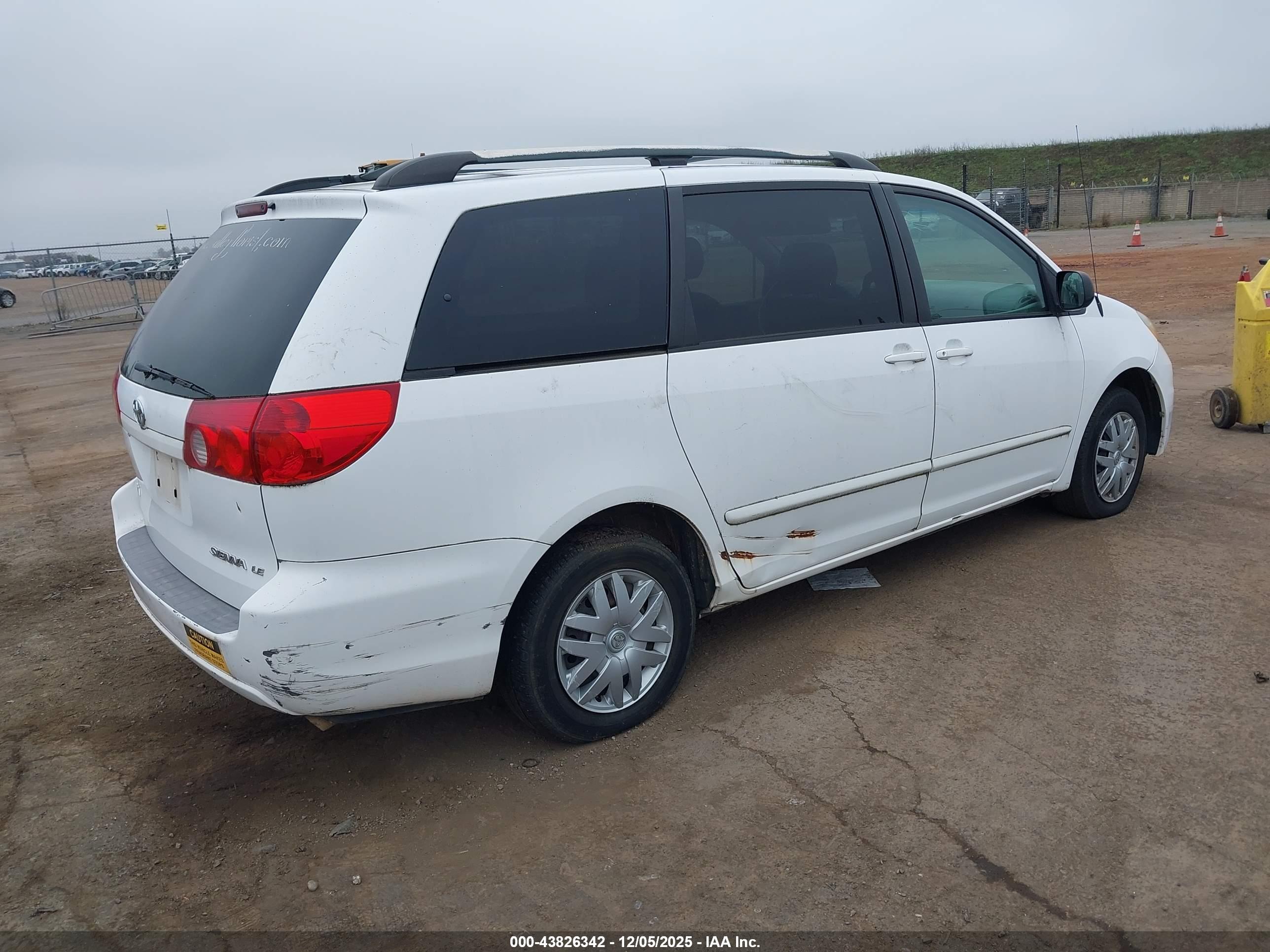 TOYOTA SIENNA image 4