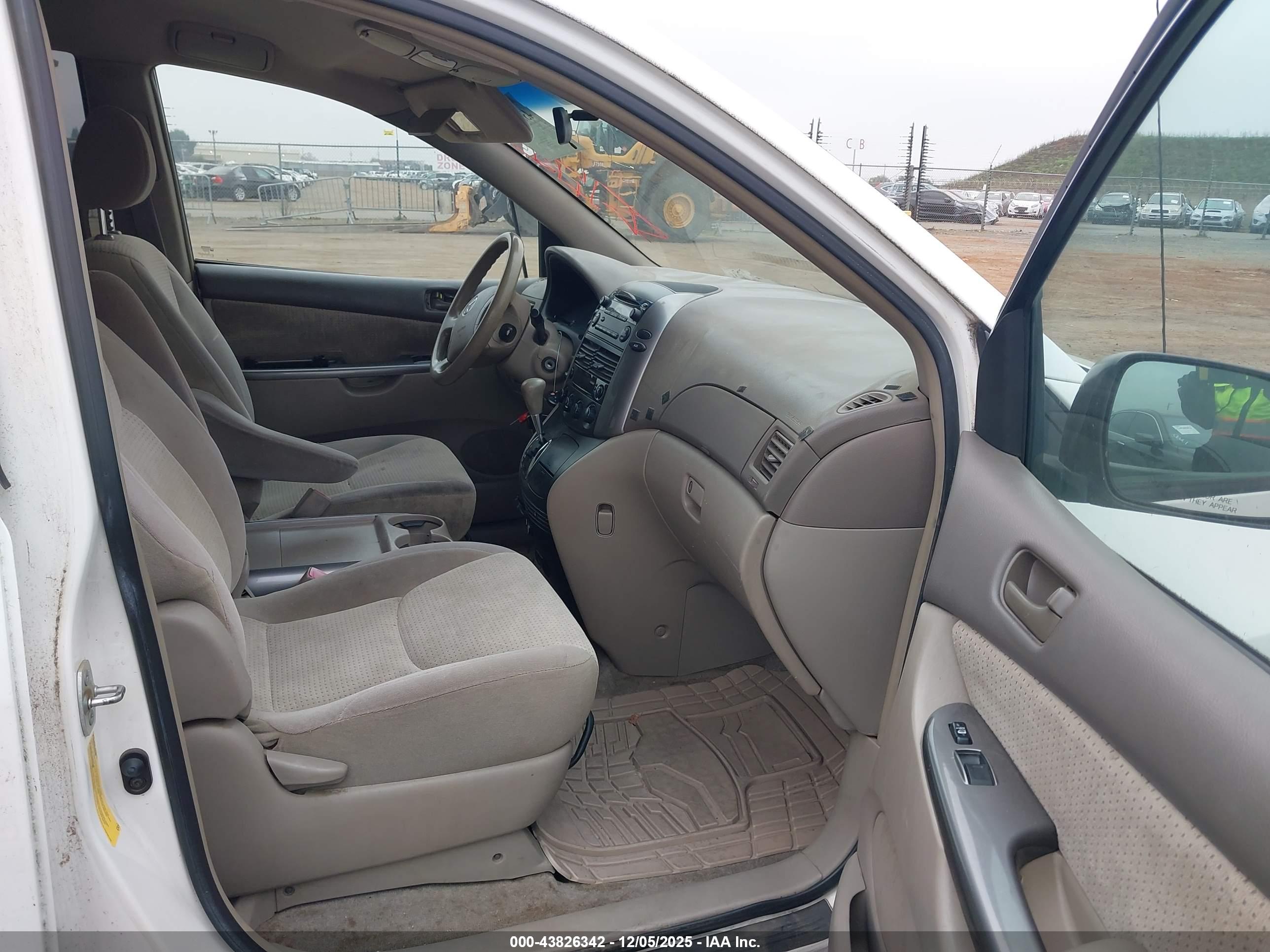 TOYOTA SIENNA image 5