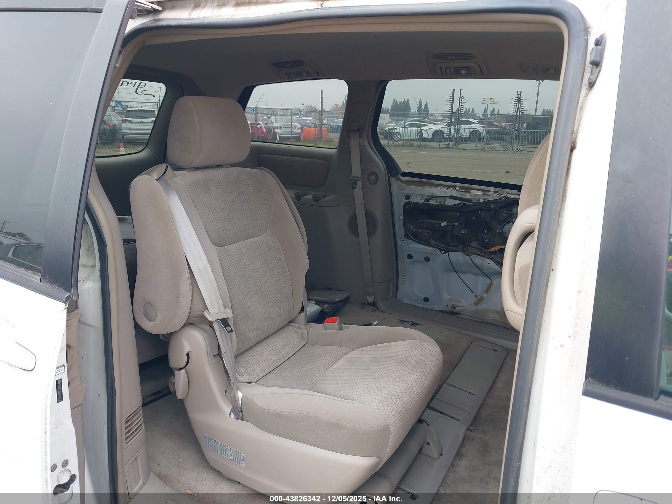 TOYOTA SIENNA image 8
