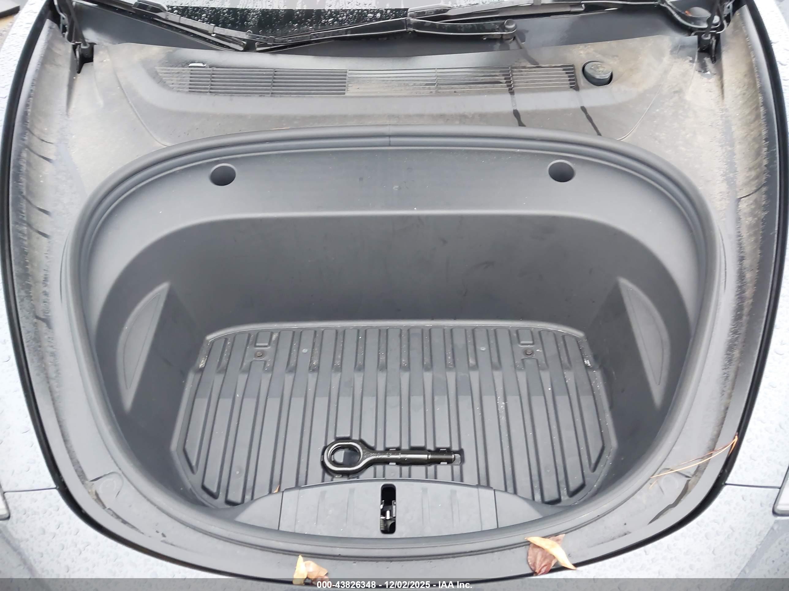 TESLA MODEL image 10