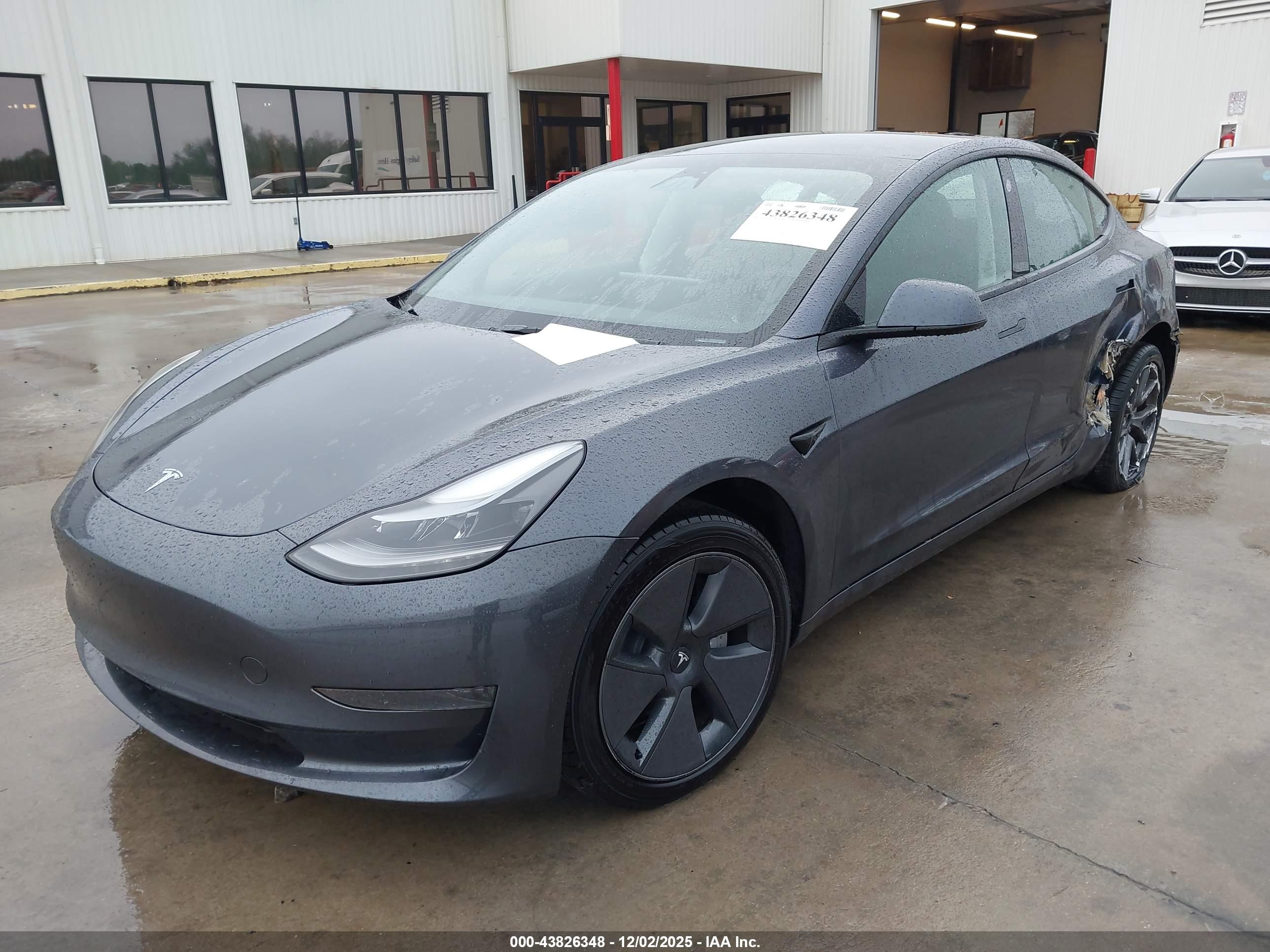 TESLA MODEL image 2