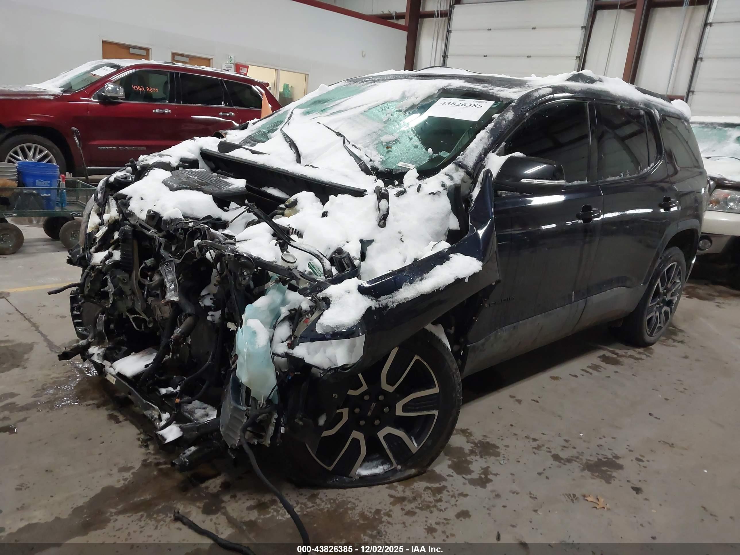 GMC ACADIA image 2