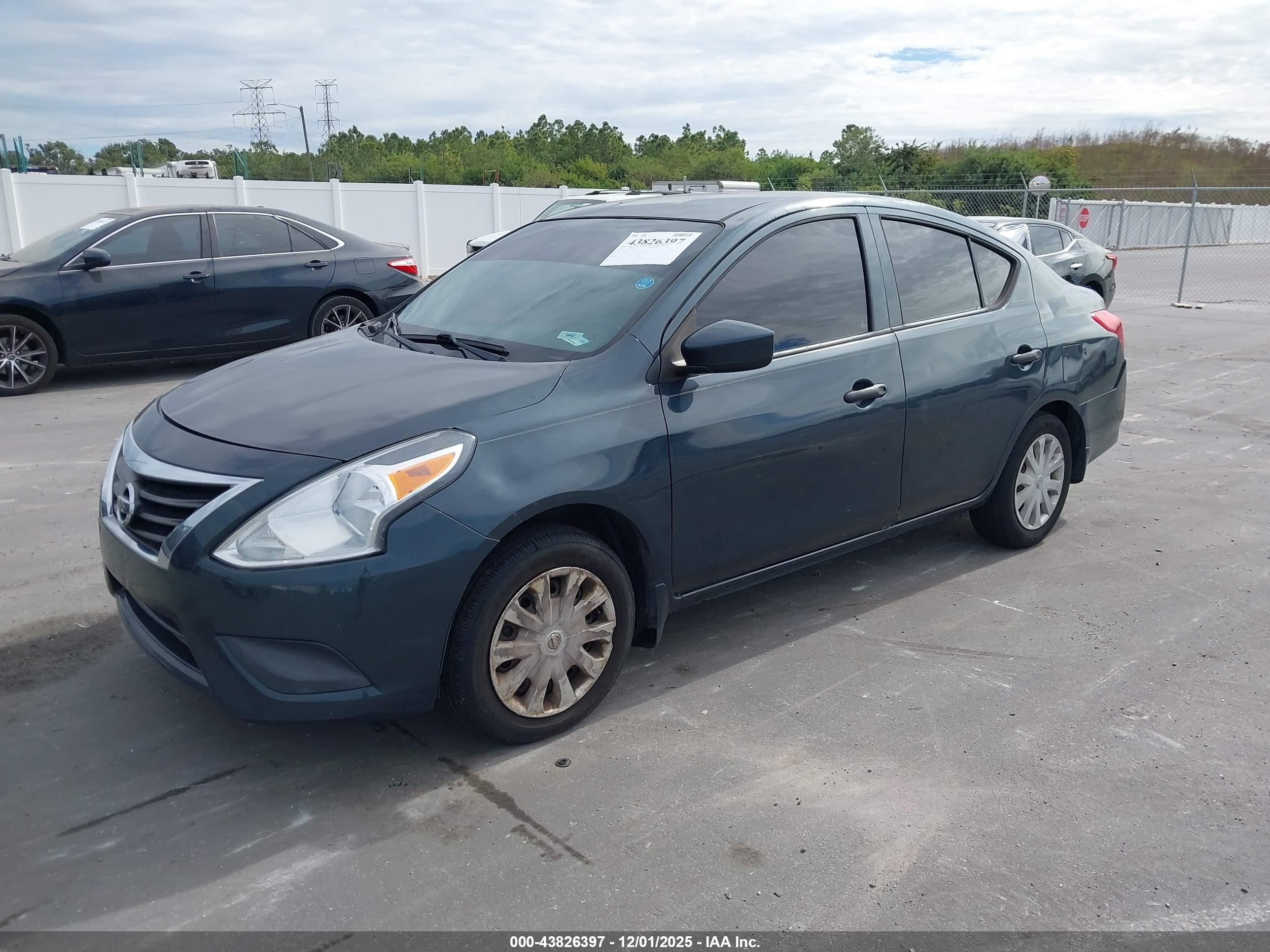 NISSAN VERSA image 2