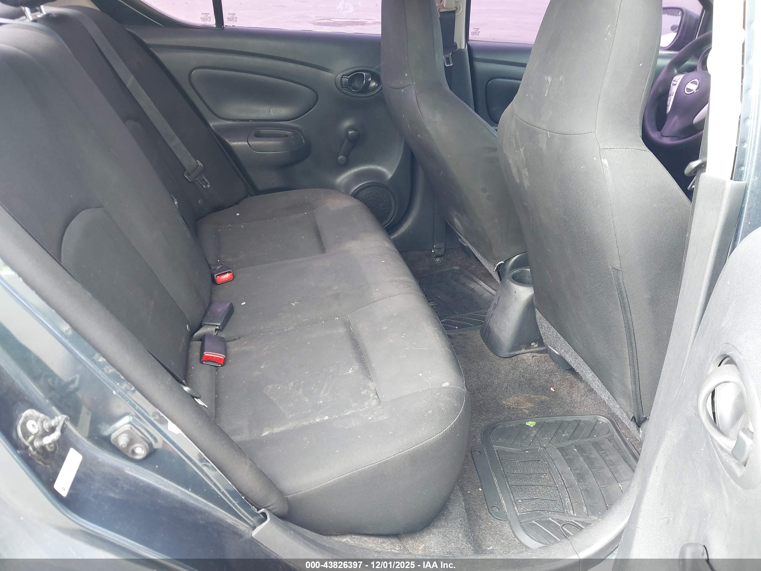 NISSAN VERSA image 8