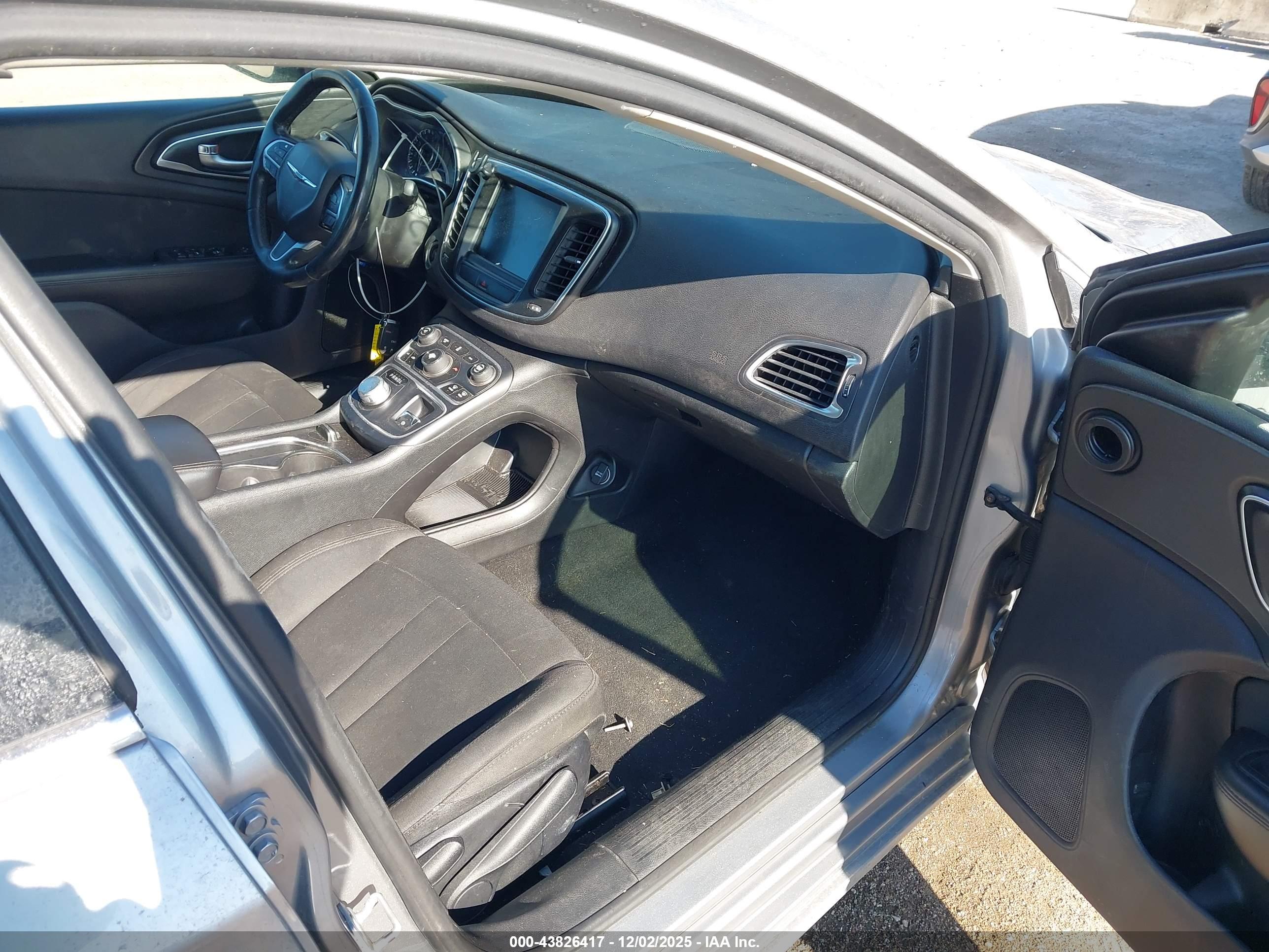 CHRYSLER 200 image 5