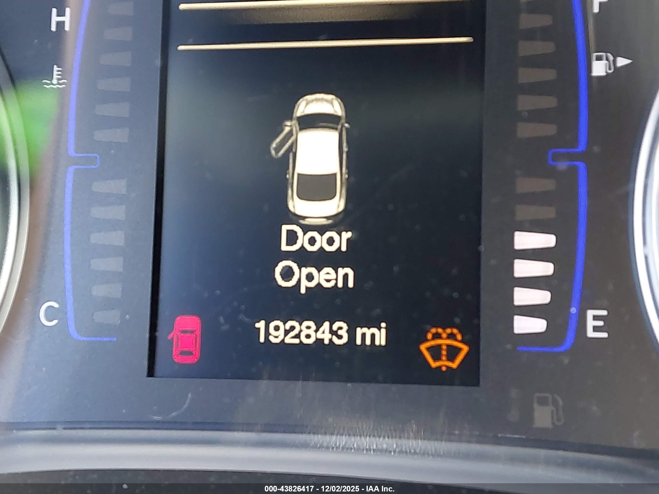 CHRYSLER 200 image 7