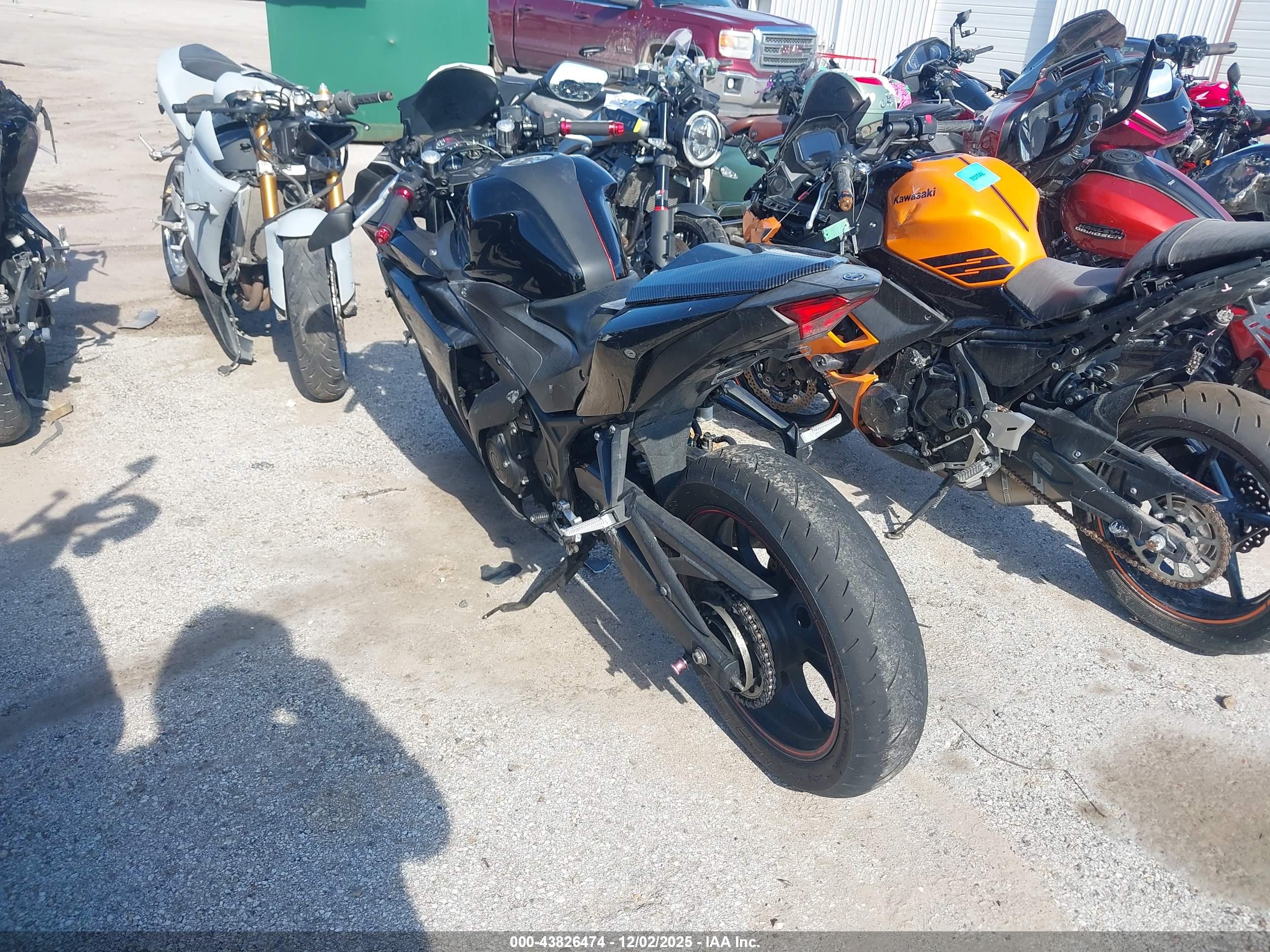 YAMAHA YZFR3 image 3