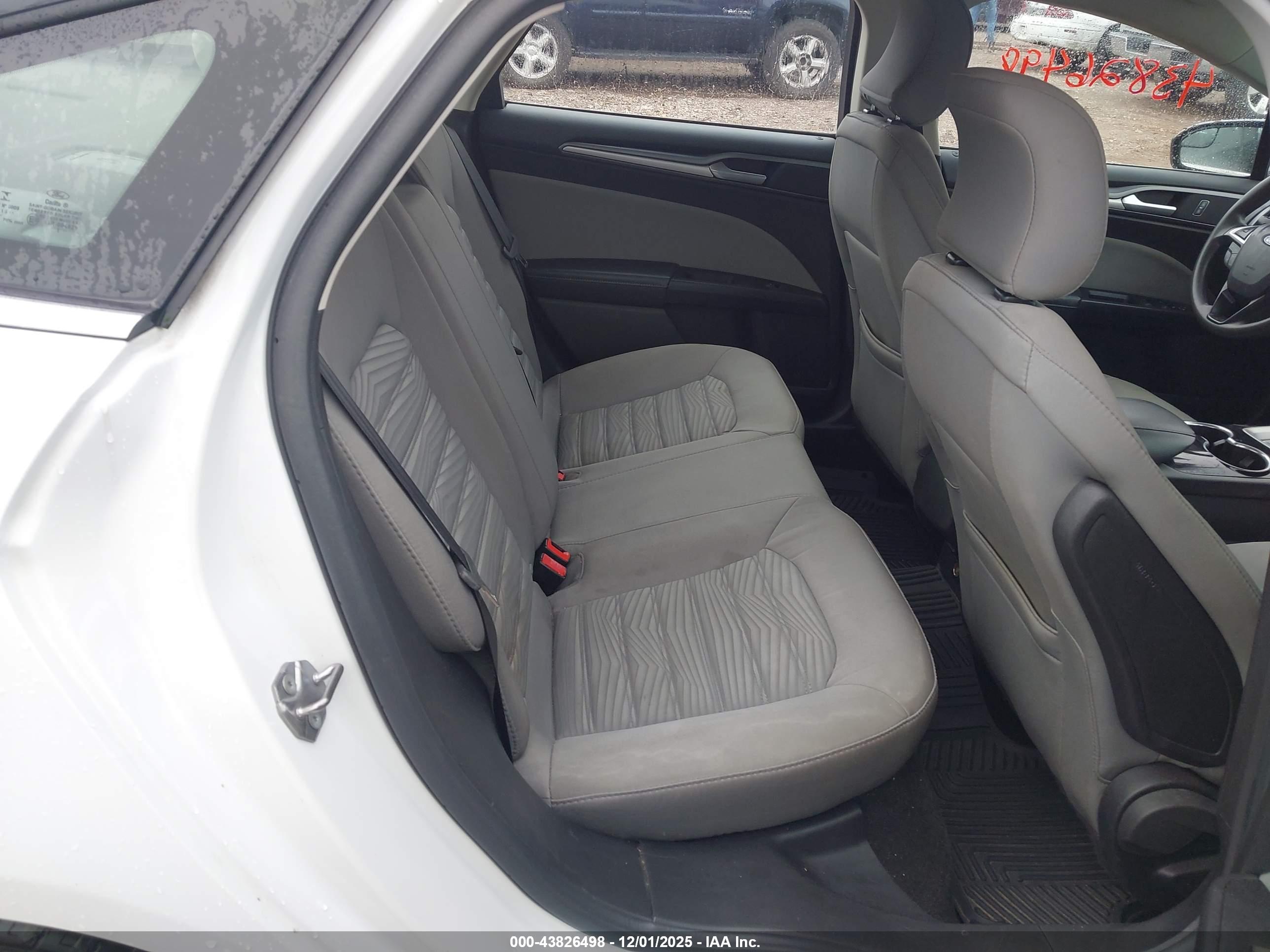 FORD FUSION image 8