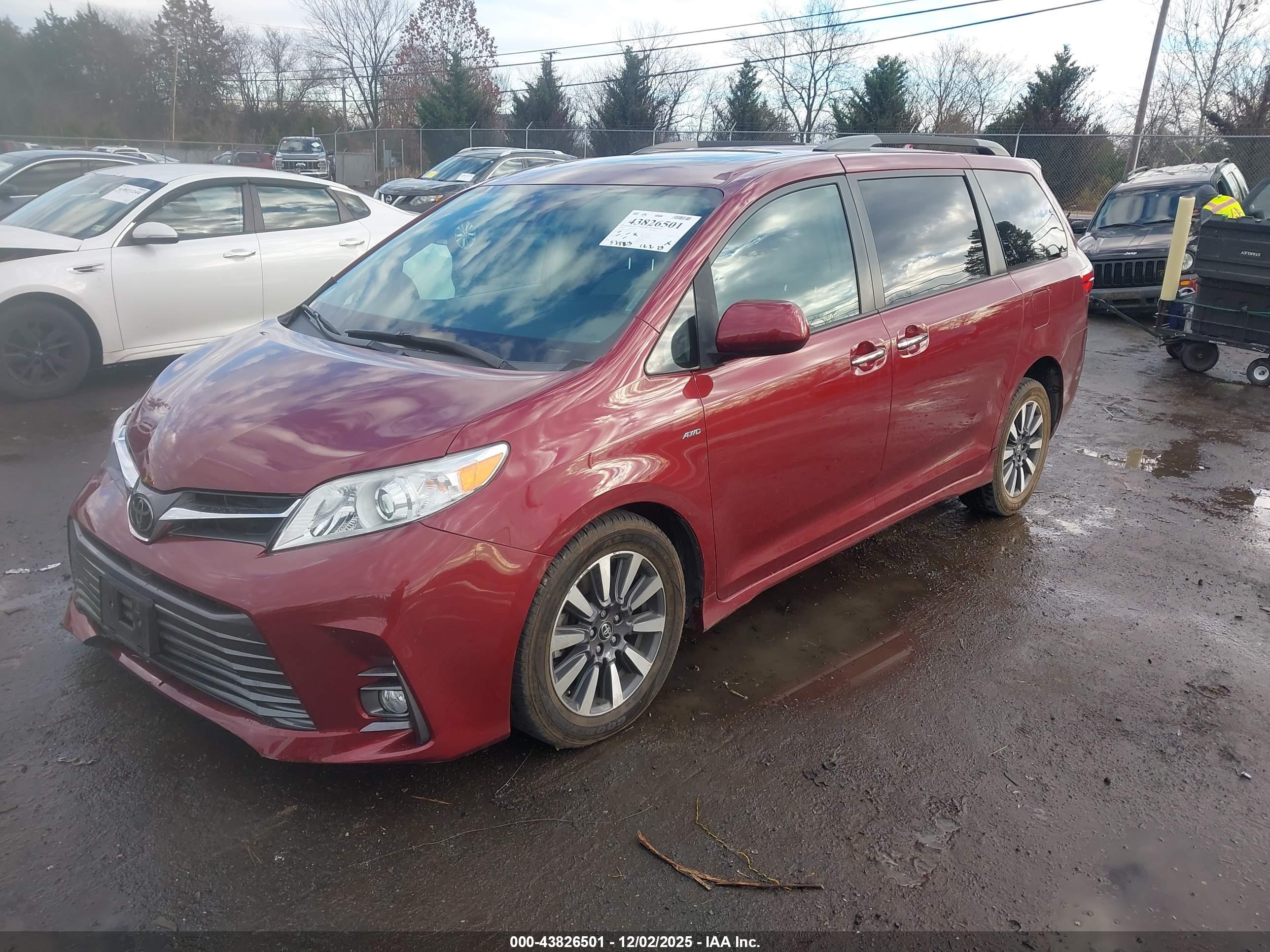 TOYOTA SIENNA image 2