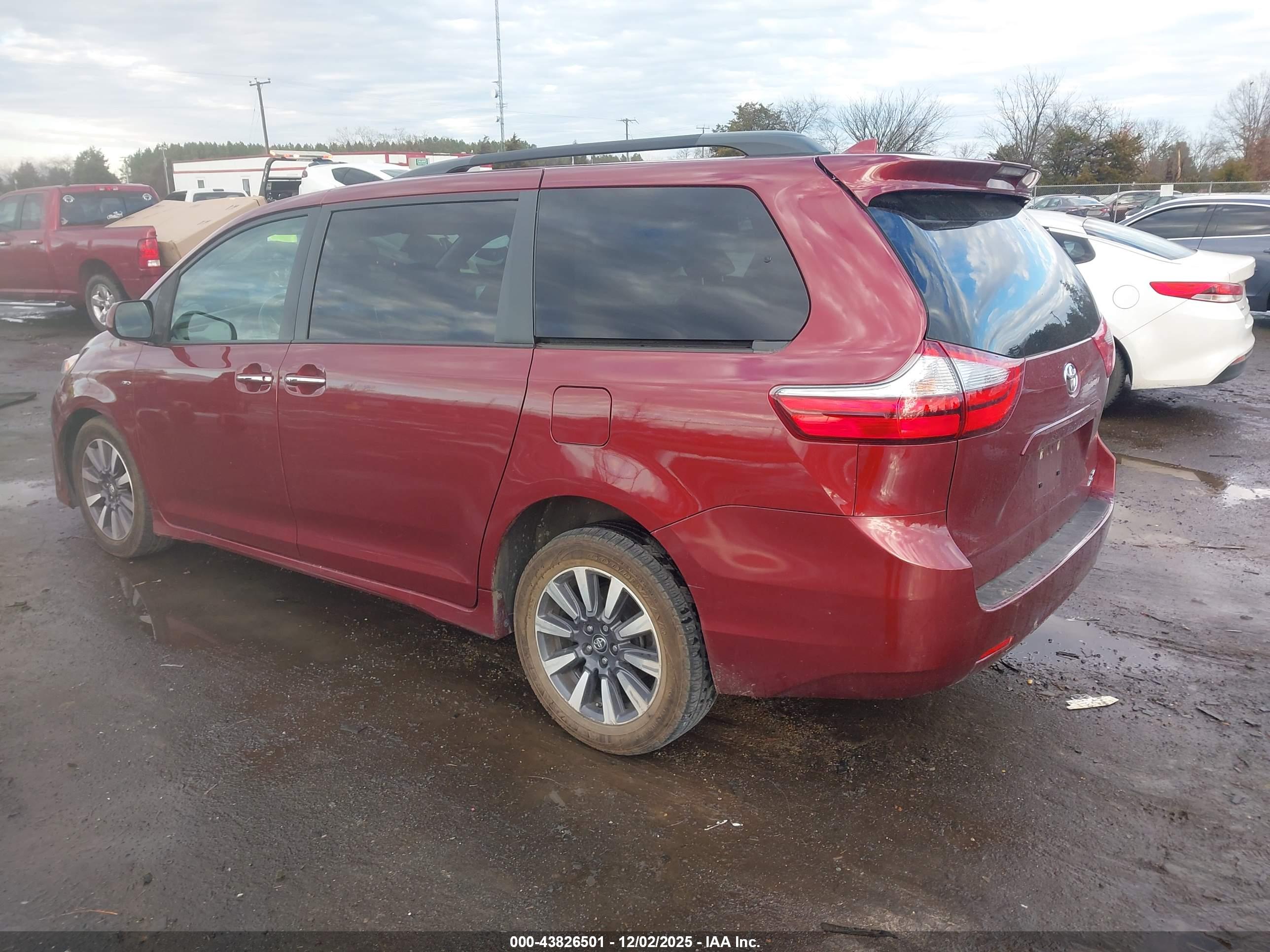 TOYOTA SIENNA image 3