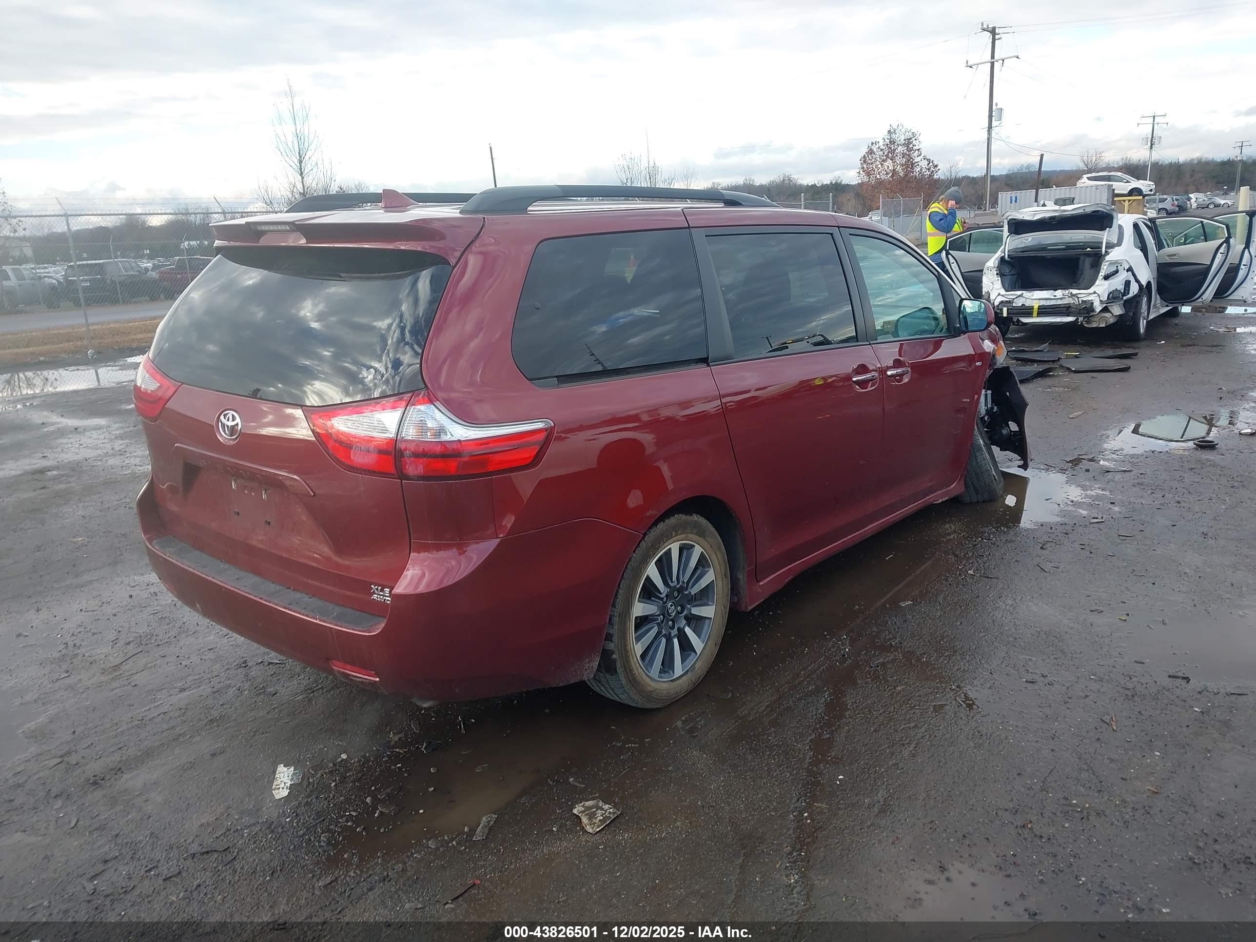 TOYOTA SIENNA image 4