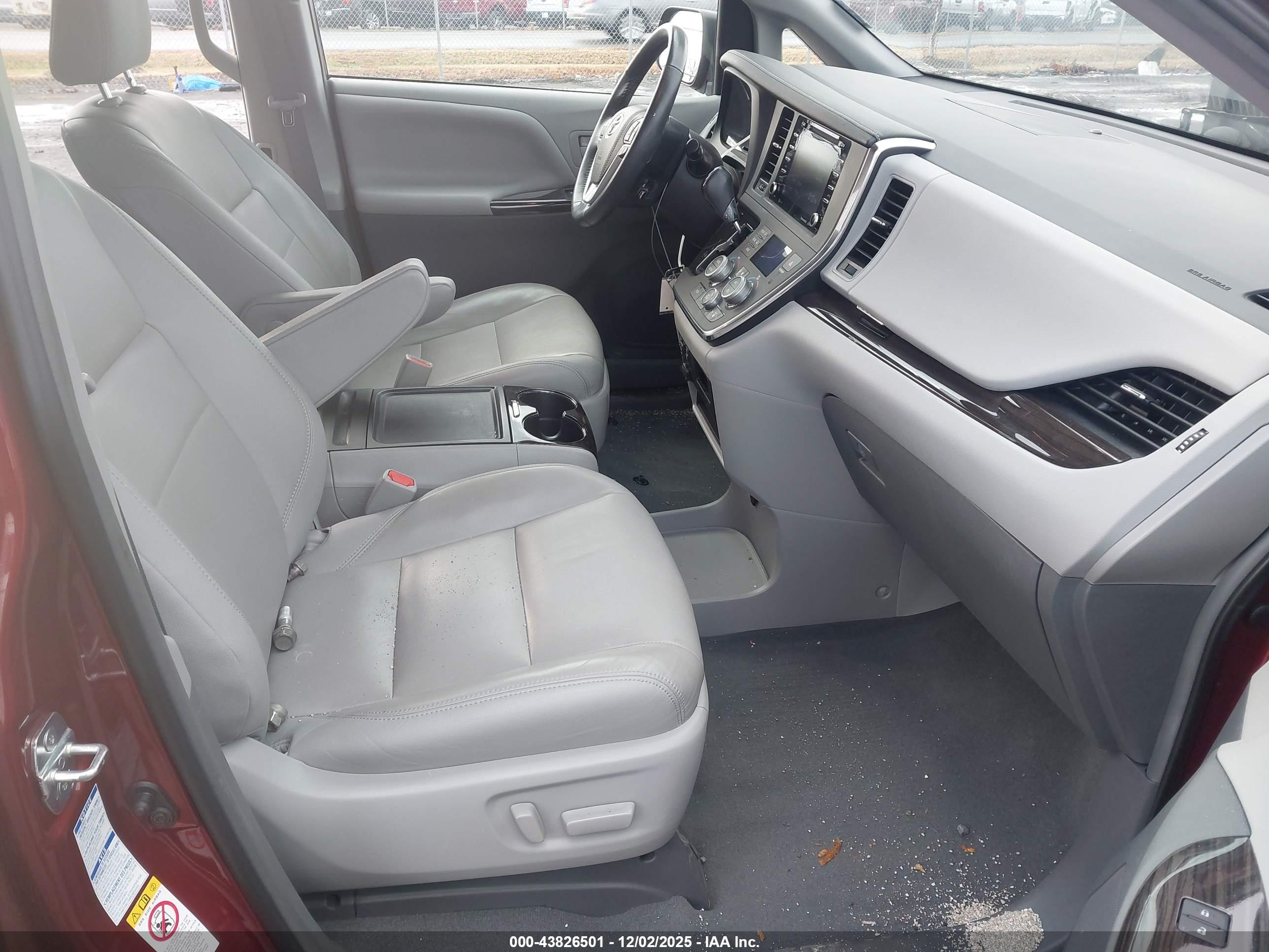TOYOTA SIENNA image 5