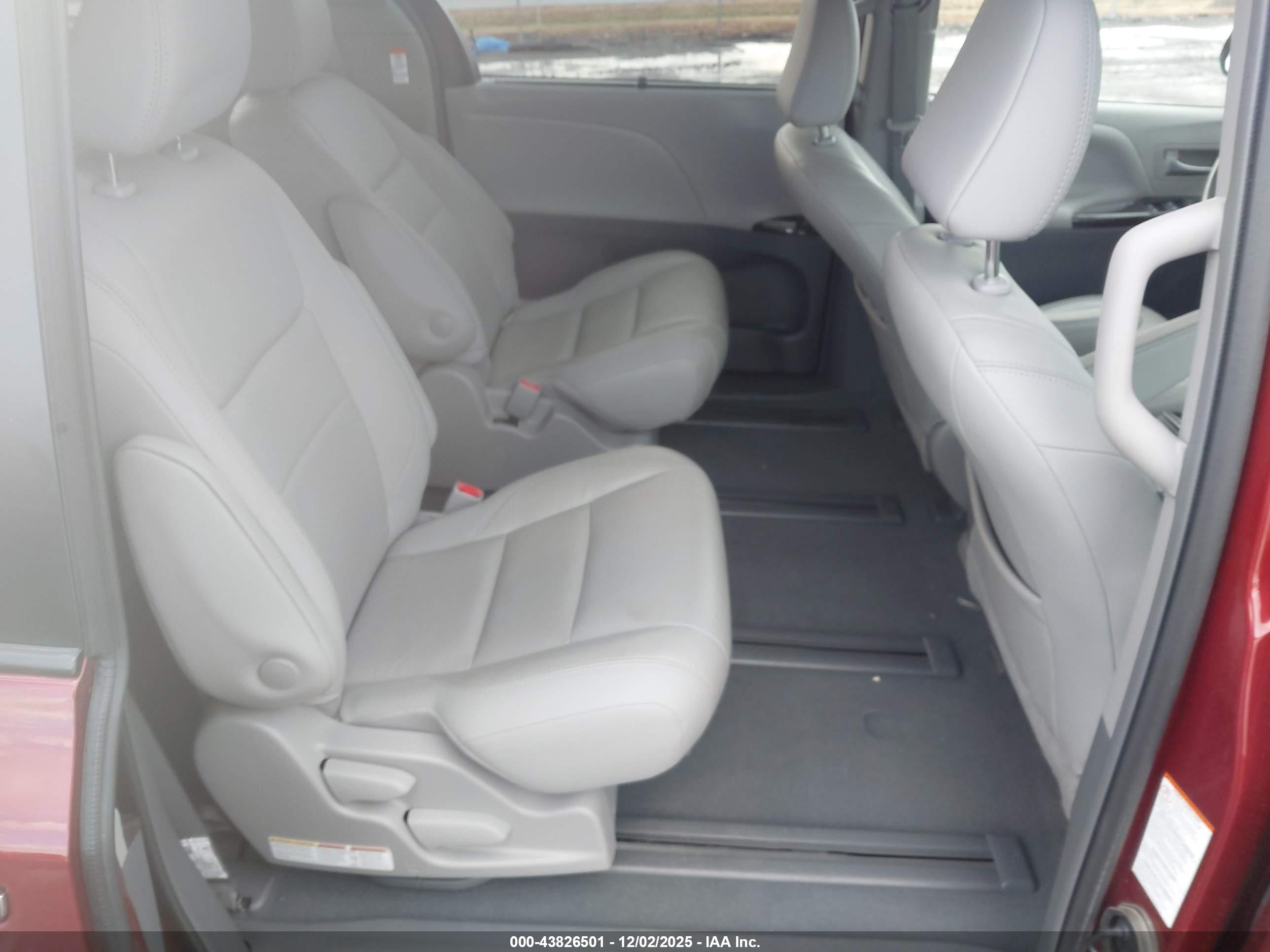 TOYOTA SIENNA image 8