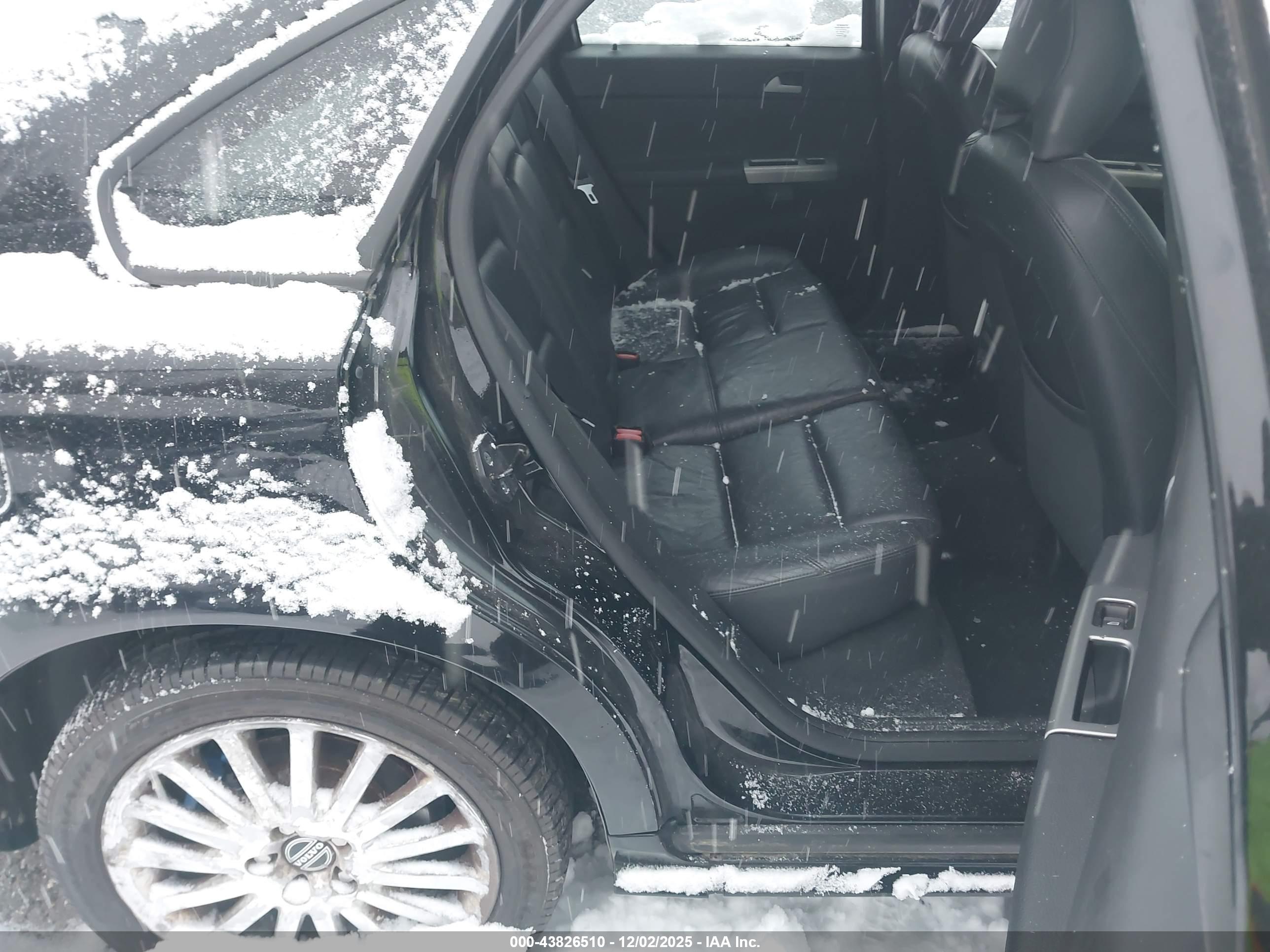 VOLVO S40 image 8