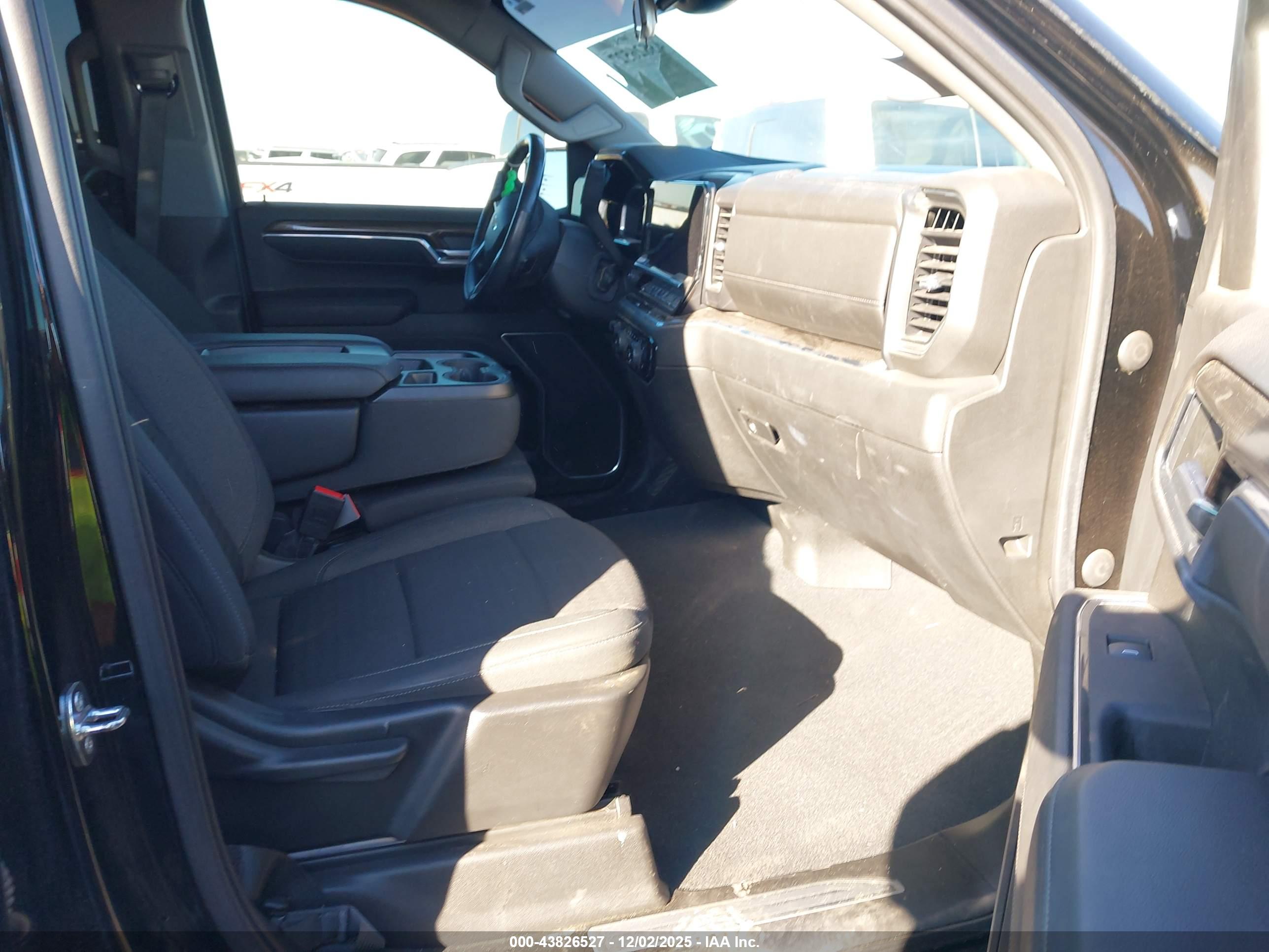 CHEVROLET SILVERADO image 5