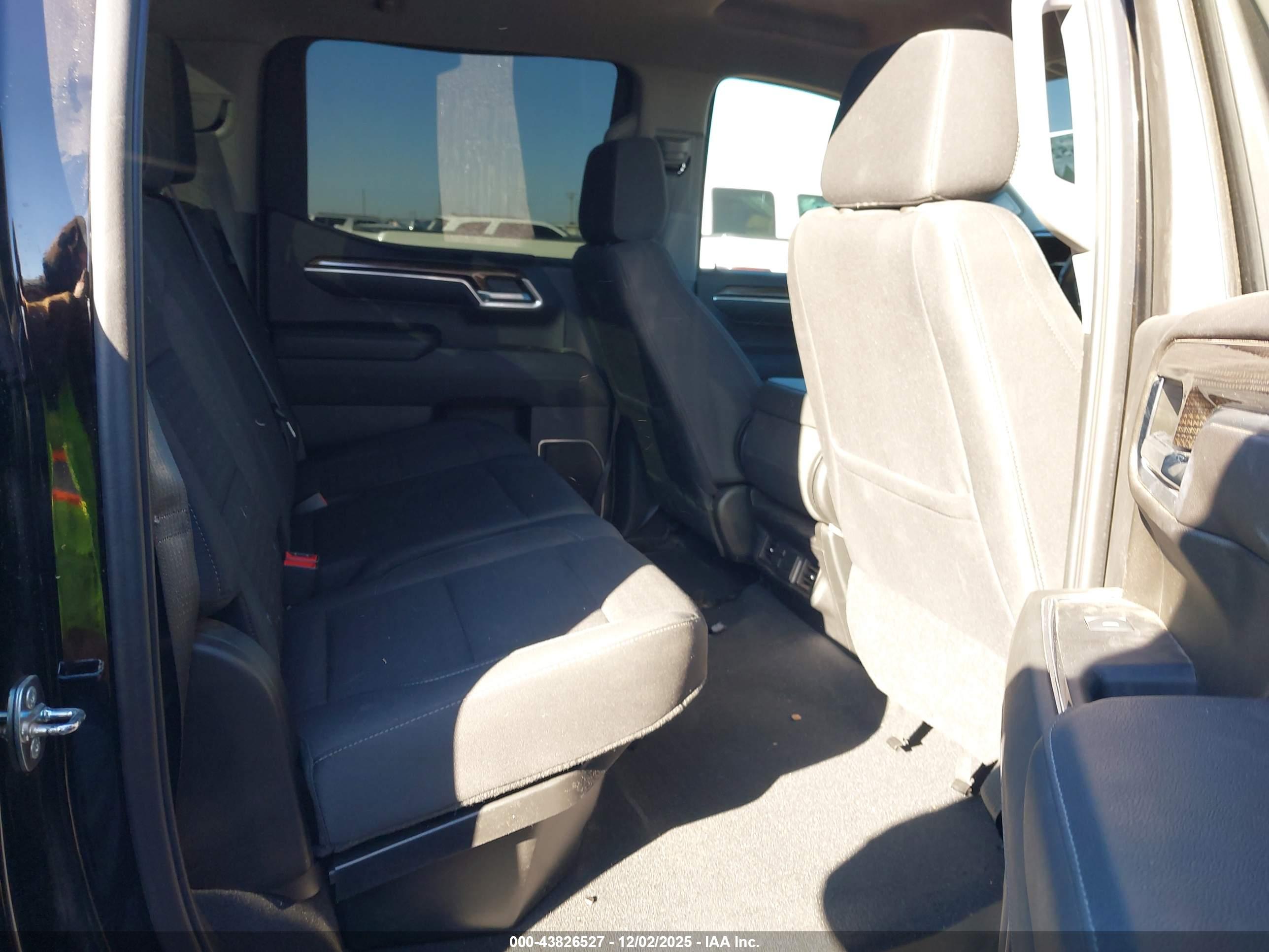 CHEVROLET SILVERADO image 8
