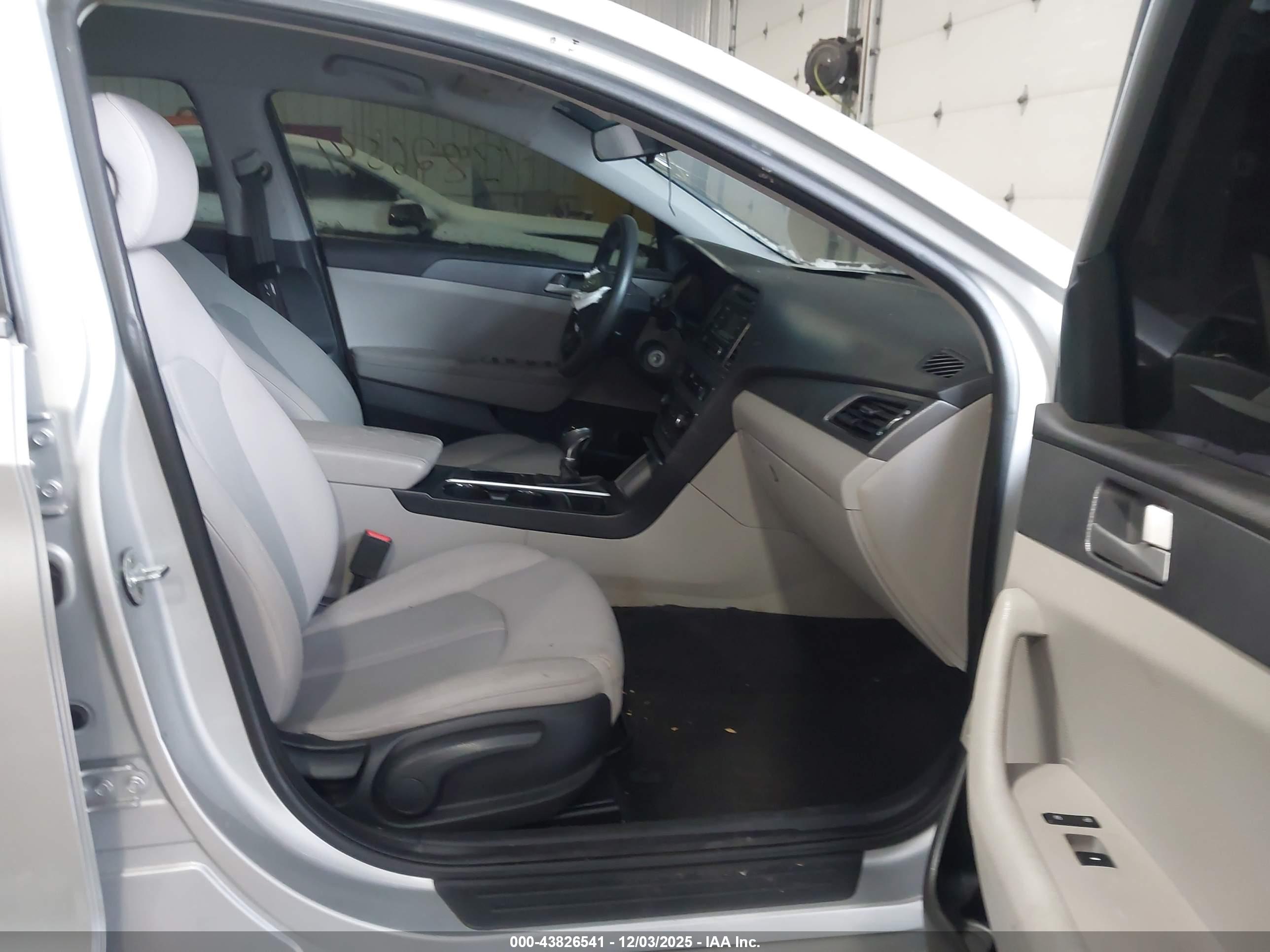 HYUNDAI SONATA image 5