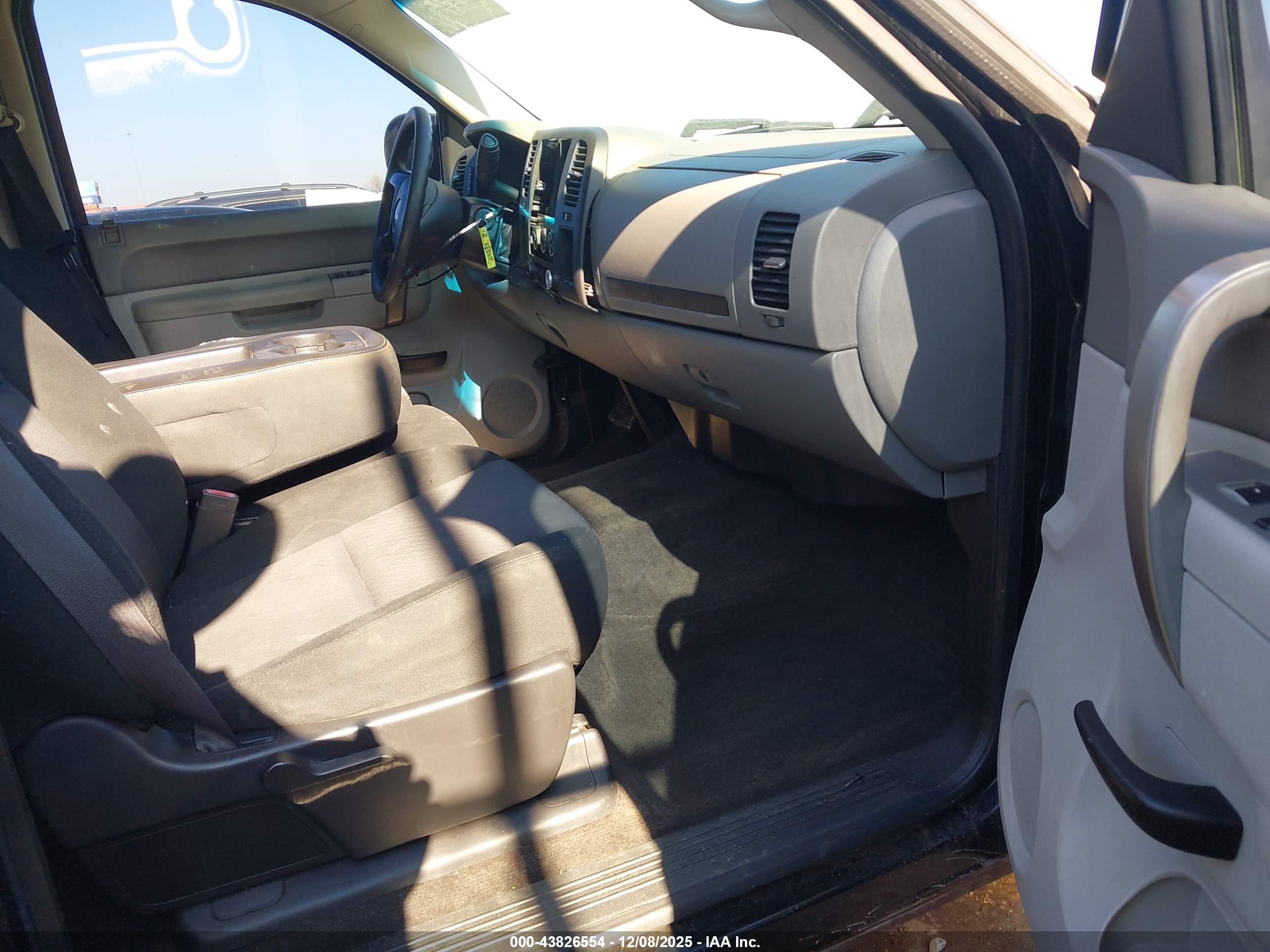 CHEVROLET SILVERADO image 5