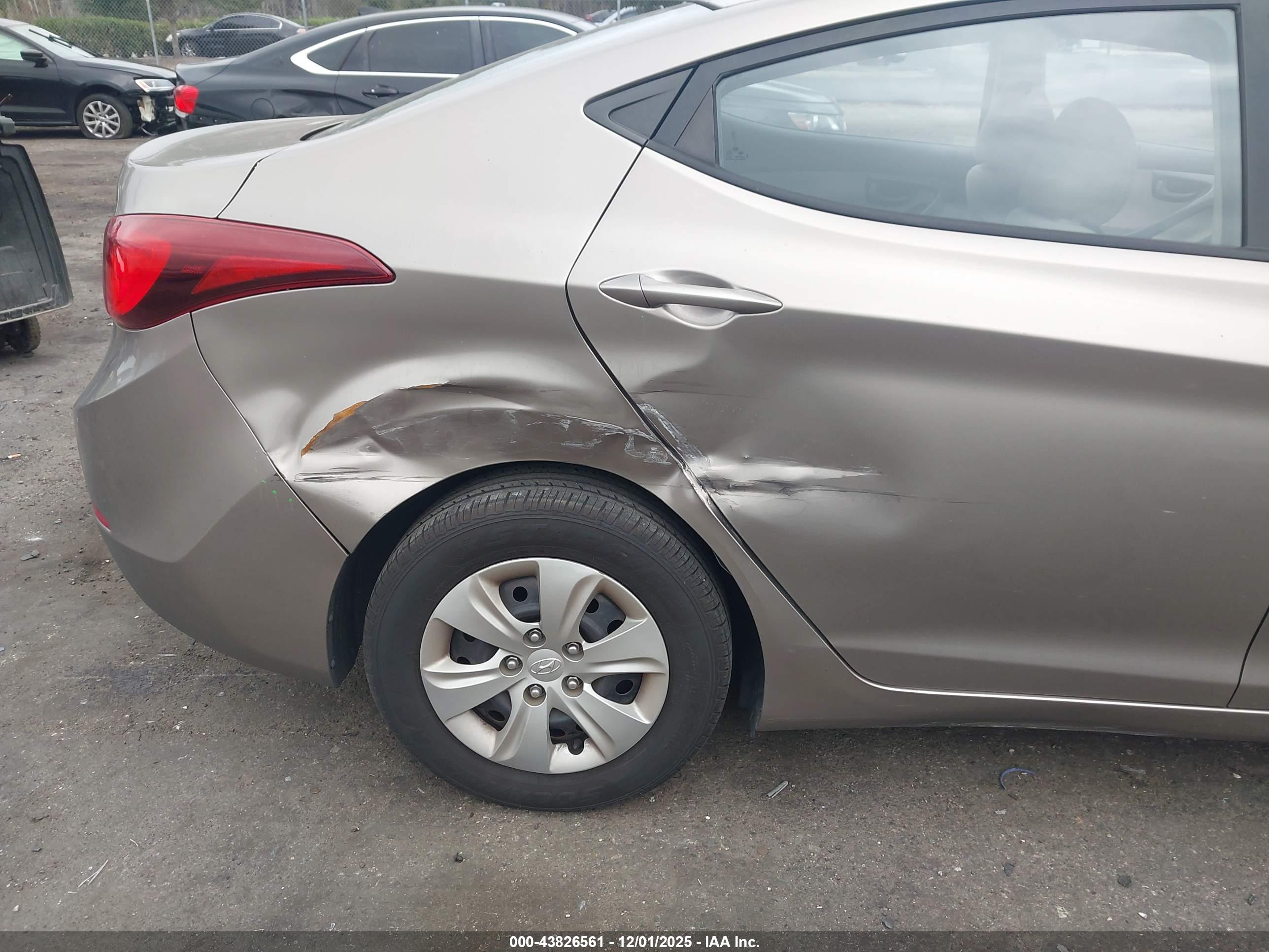 HYUNDAI ELANTRA image 6