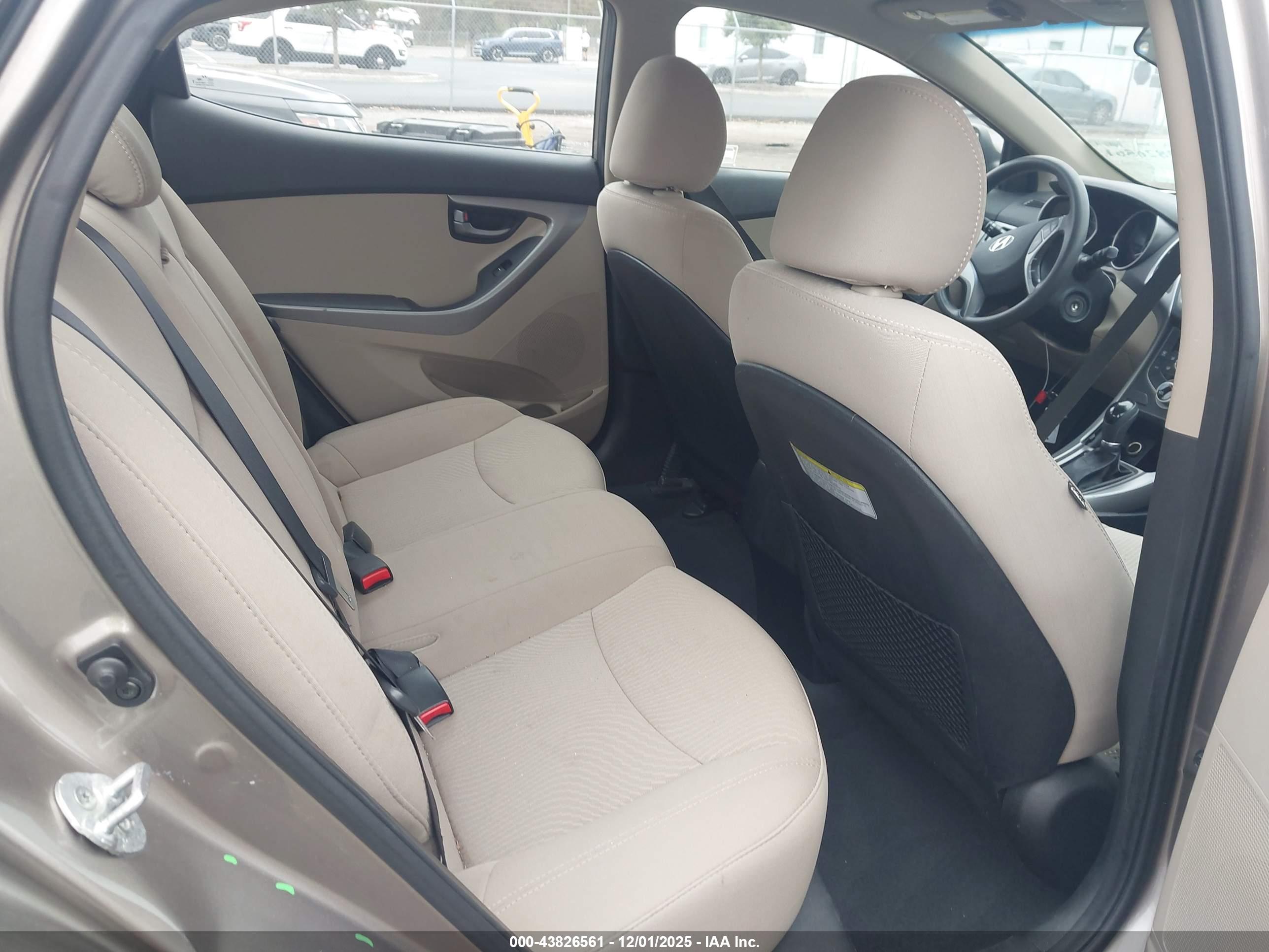 HYUNDAI ELANTRA image 8