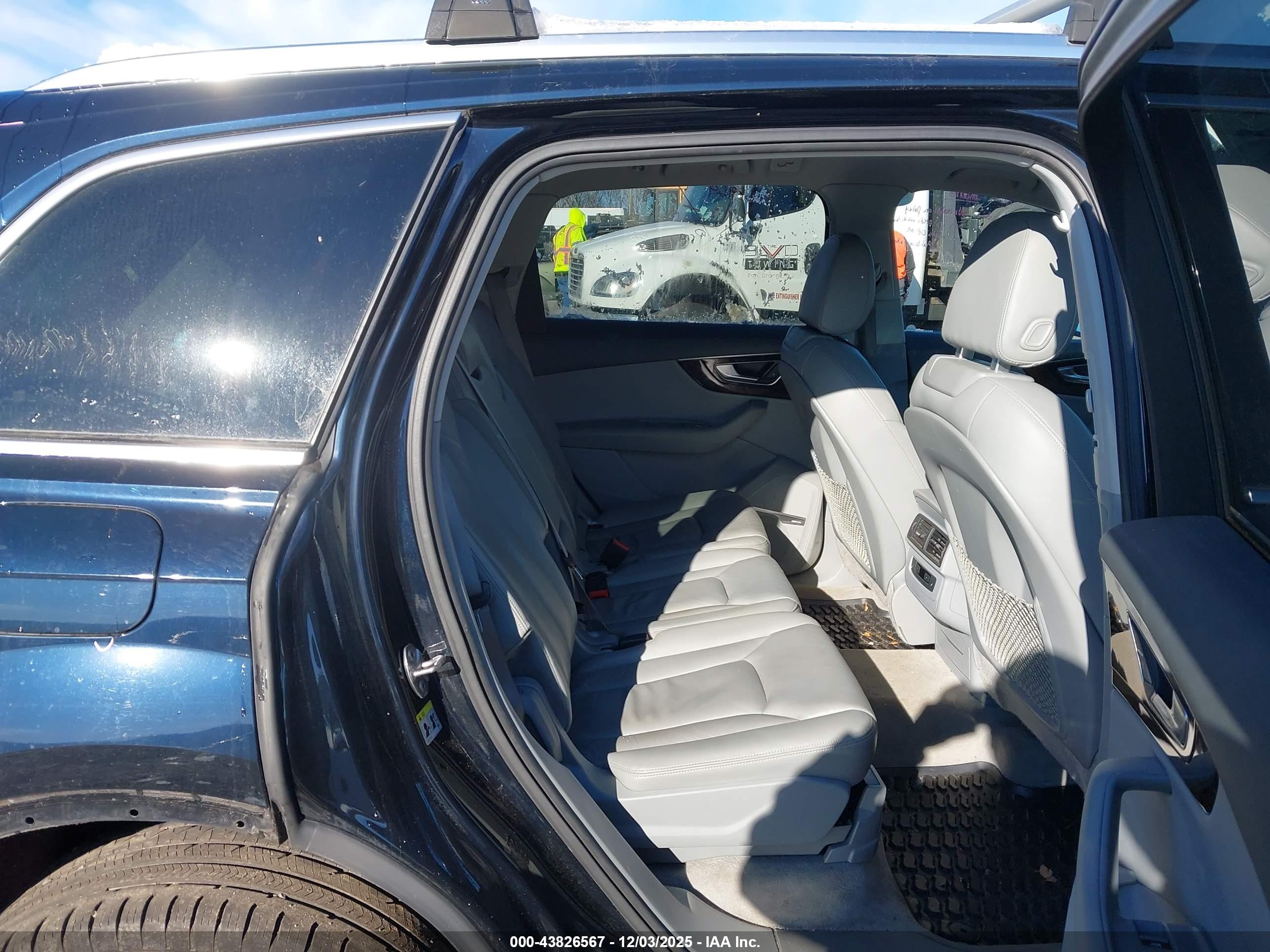 AUDI Q7 image 8