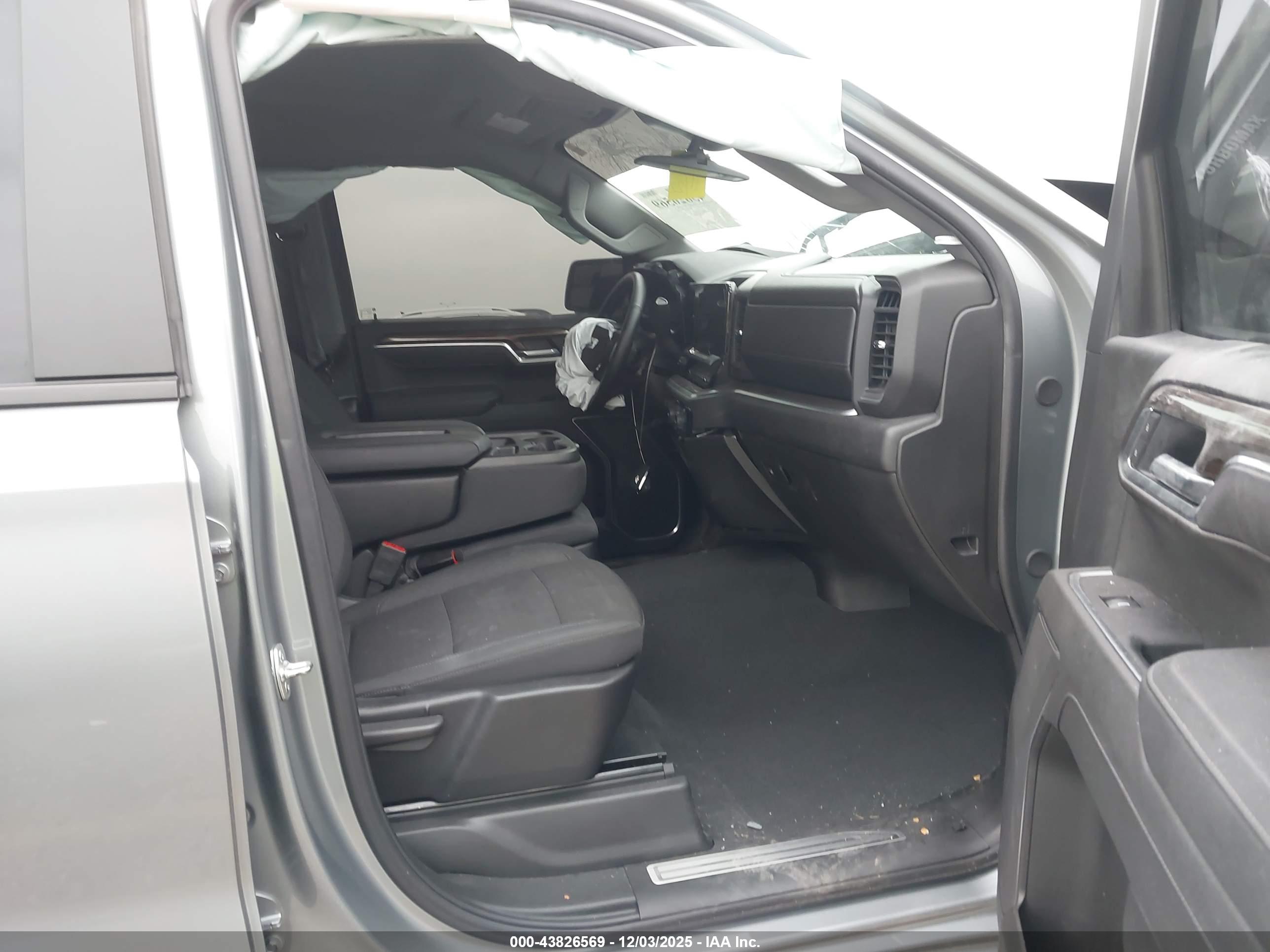 CHEVROLET SILVERADO image 5