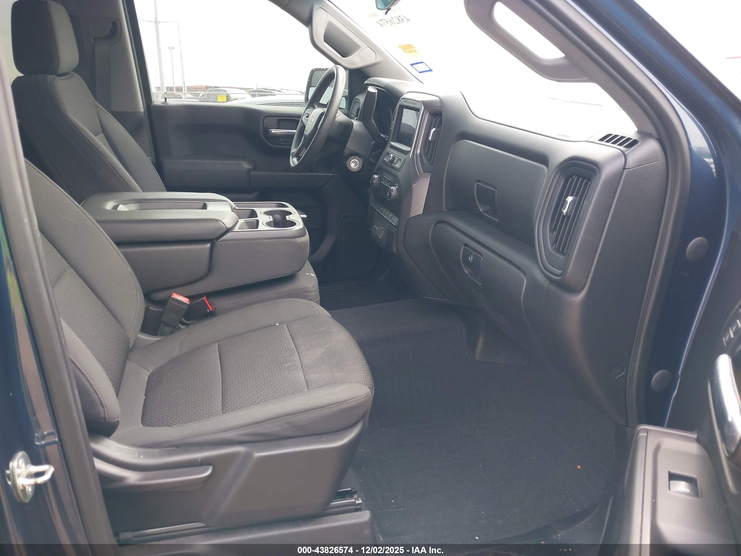 CHEVROLET SILVERADO image 5