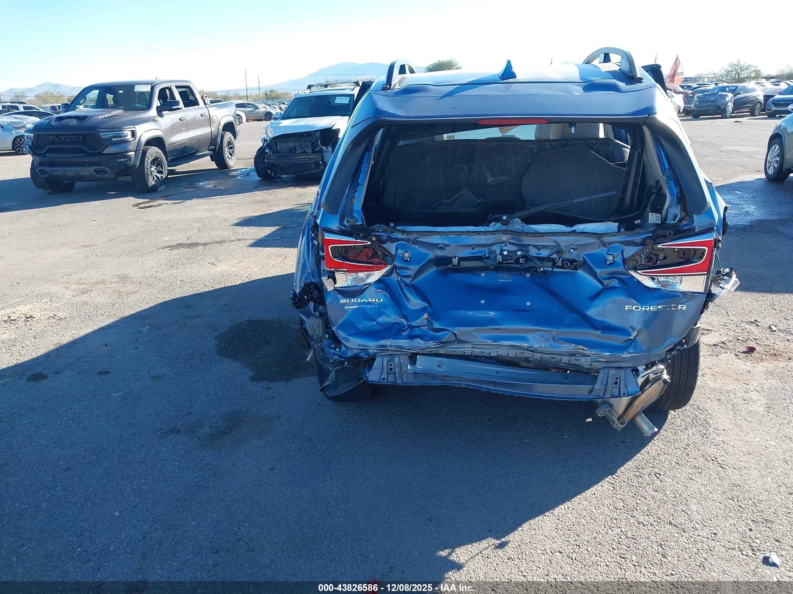 SUBARU FORESTER image 6