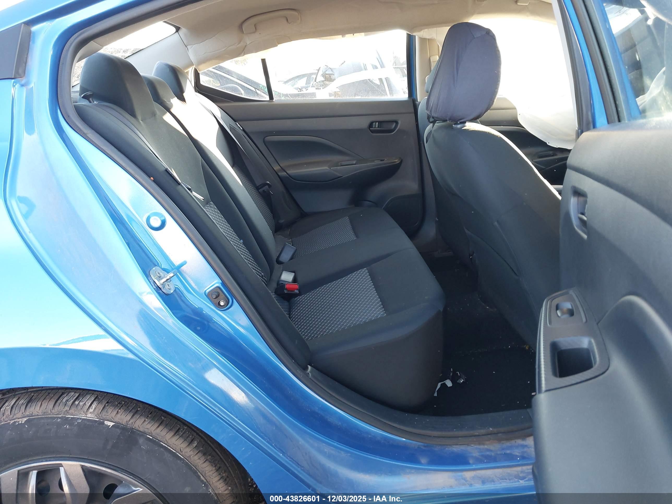 NISSAN VERSA image 8
