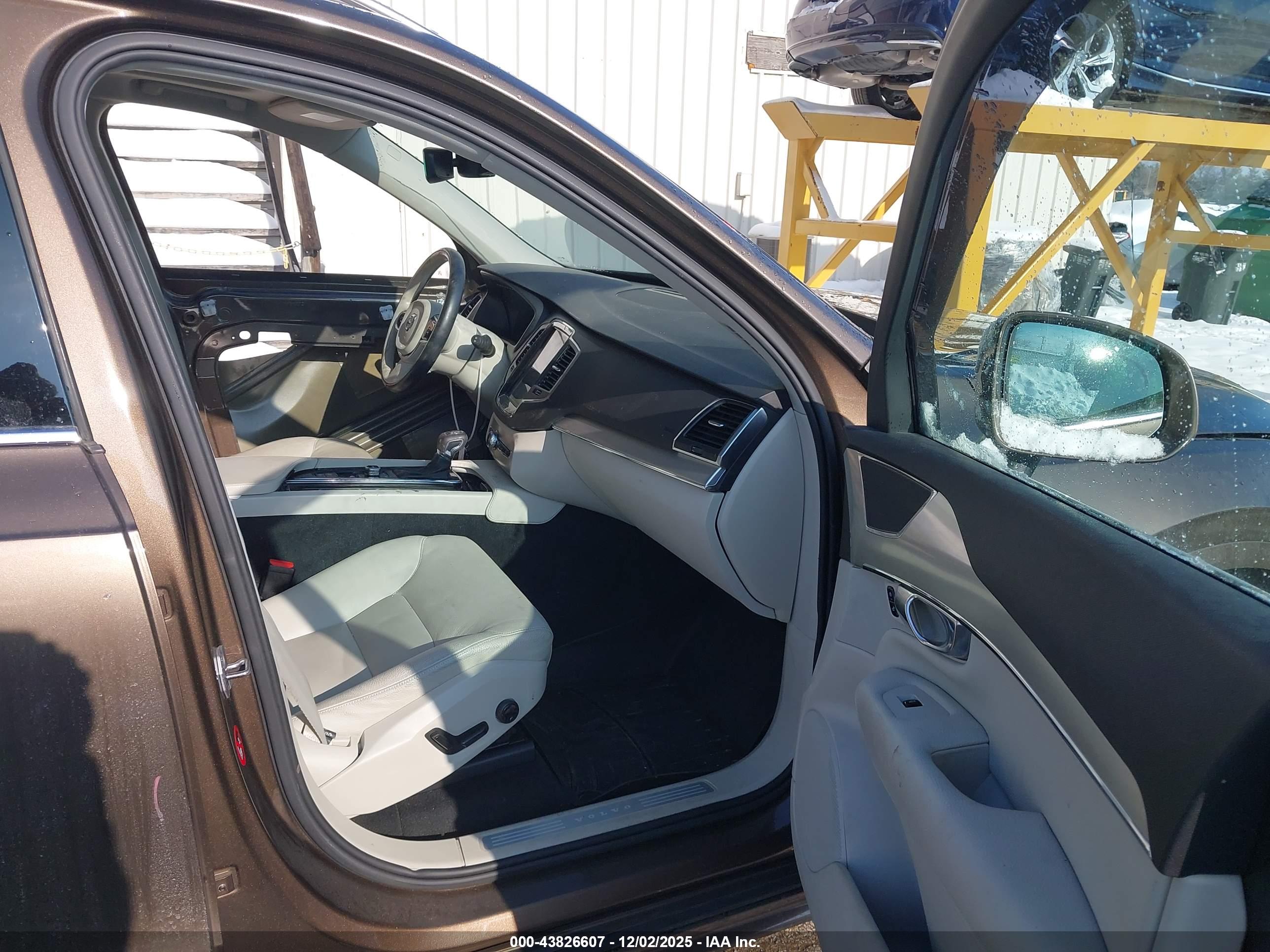 VOLVO XC90 image 5