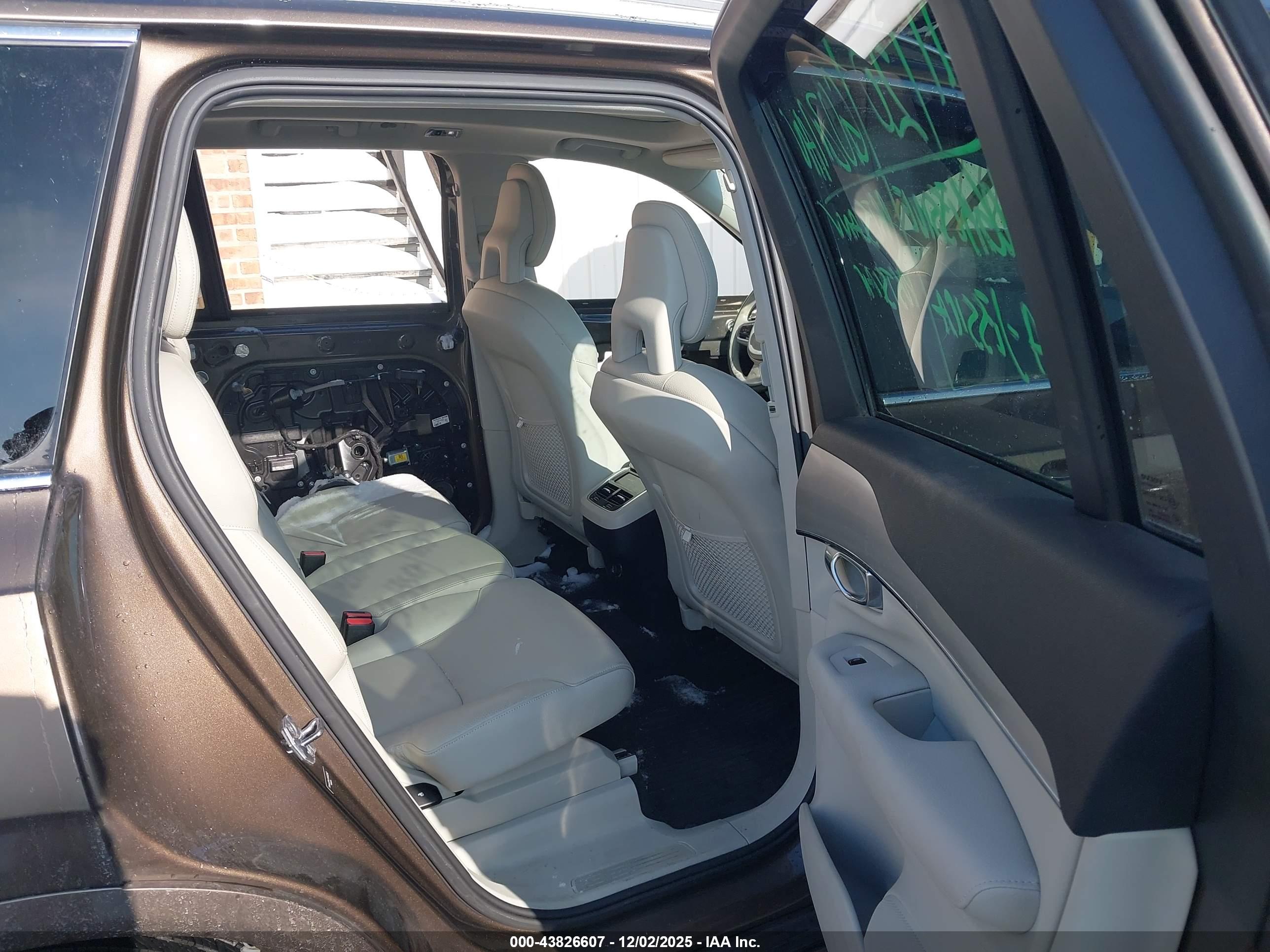VOLVO XC90 image 8