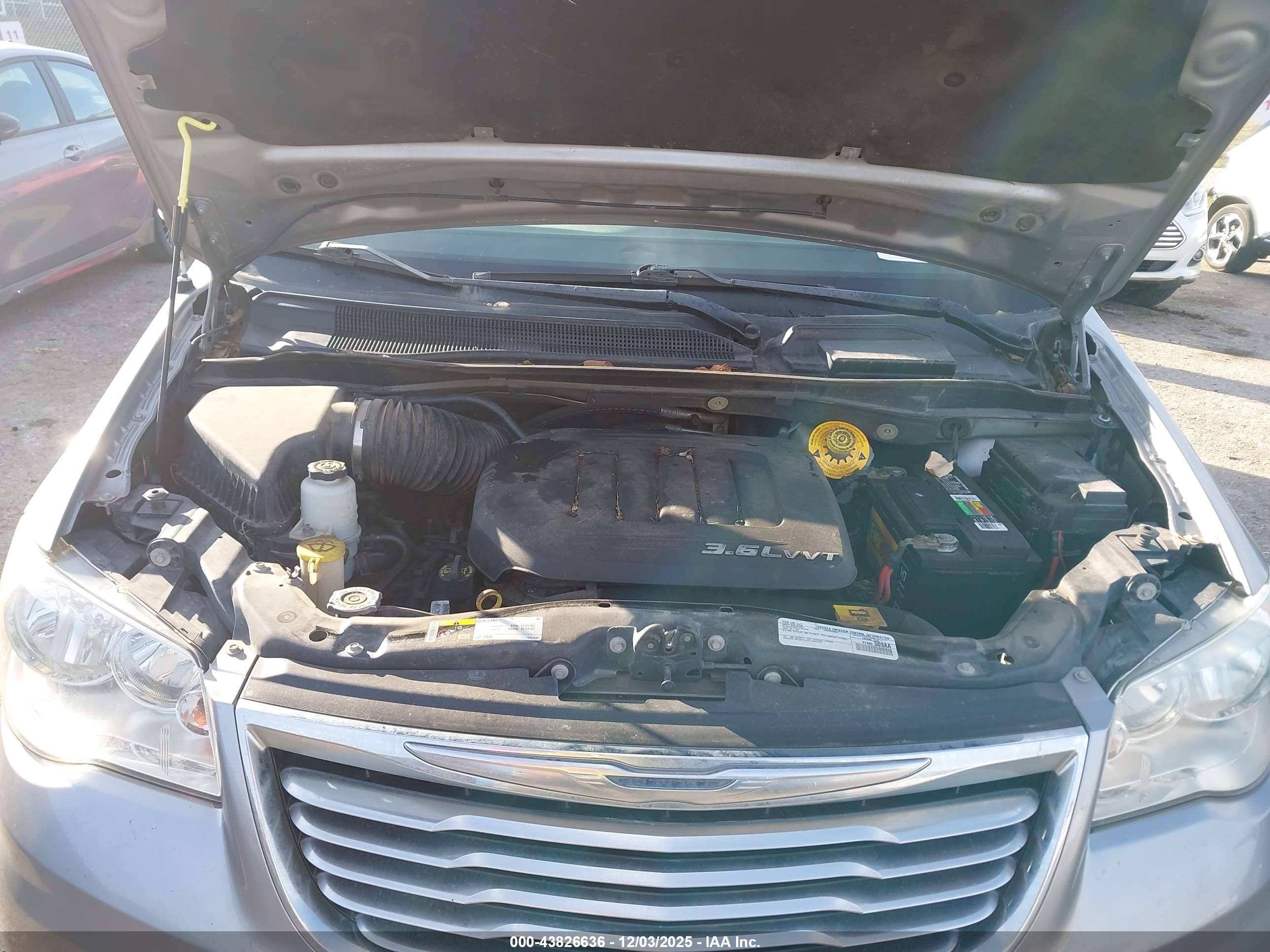 CHRYSLER TOWN image 10