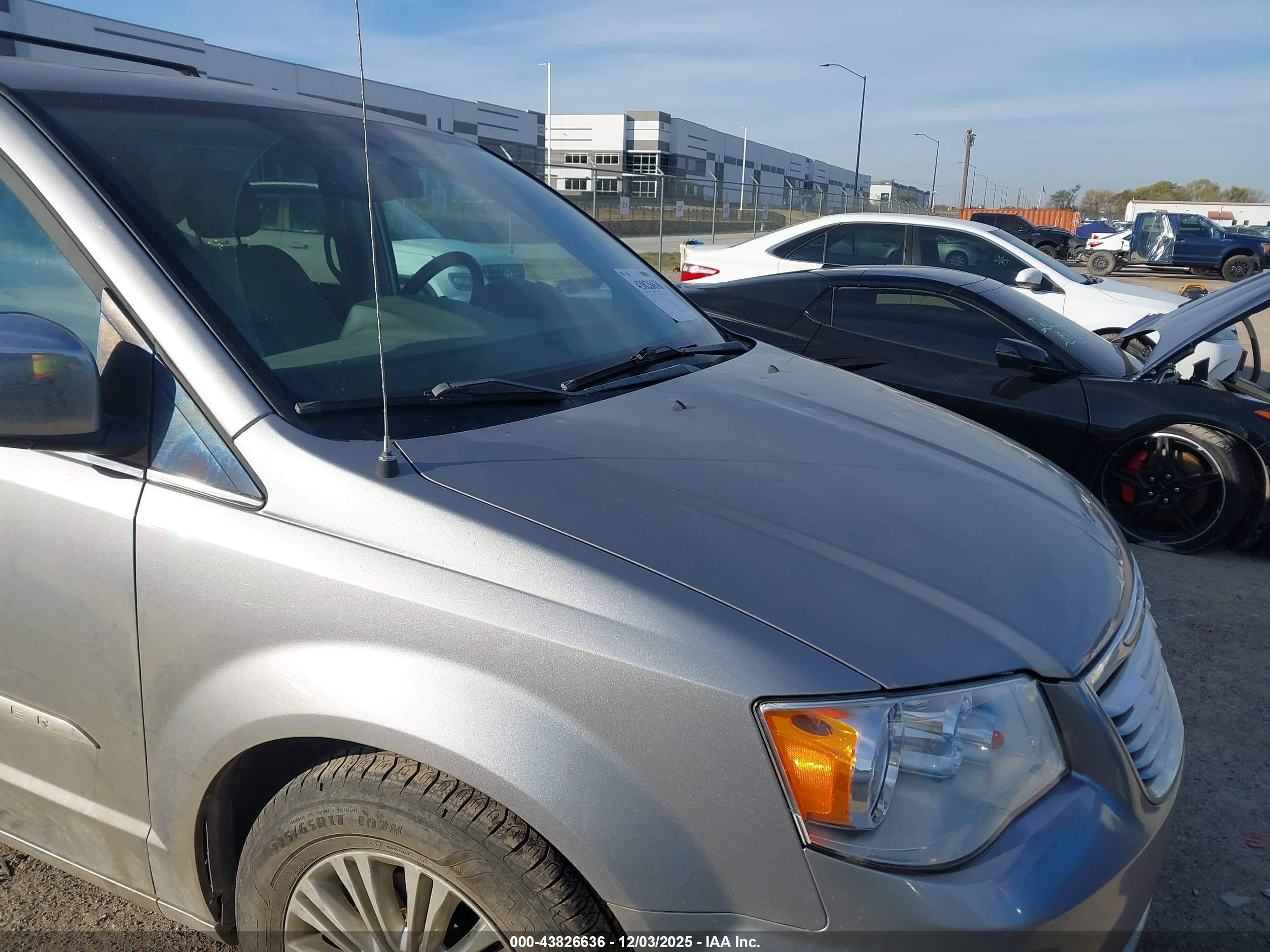 CHRYSLER TOWN image 6