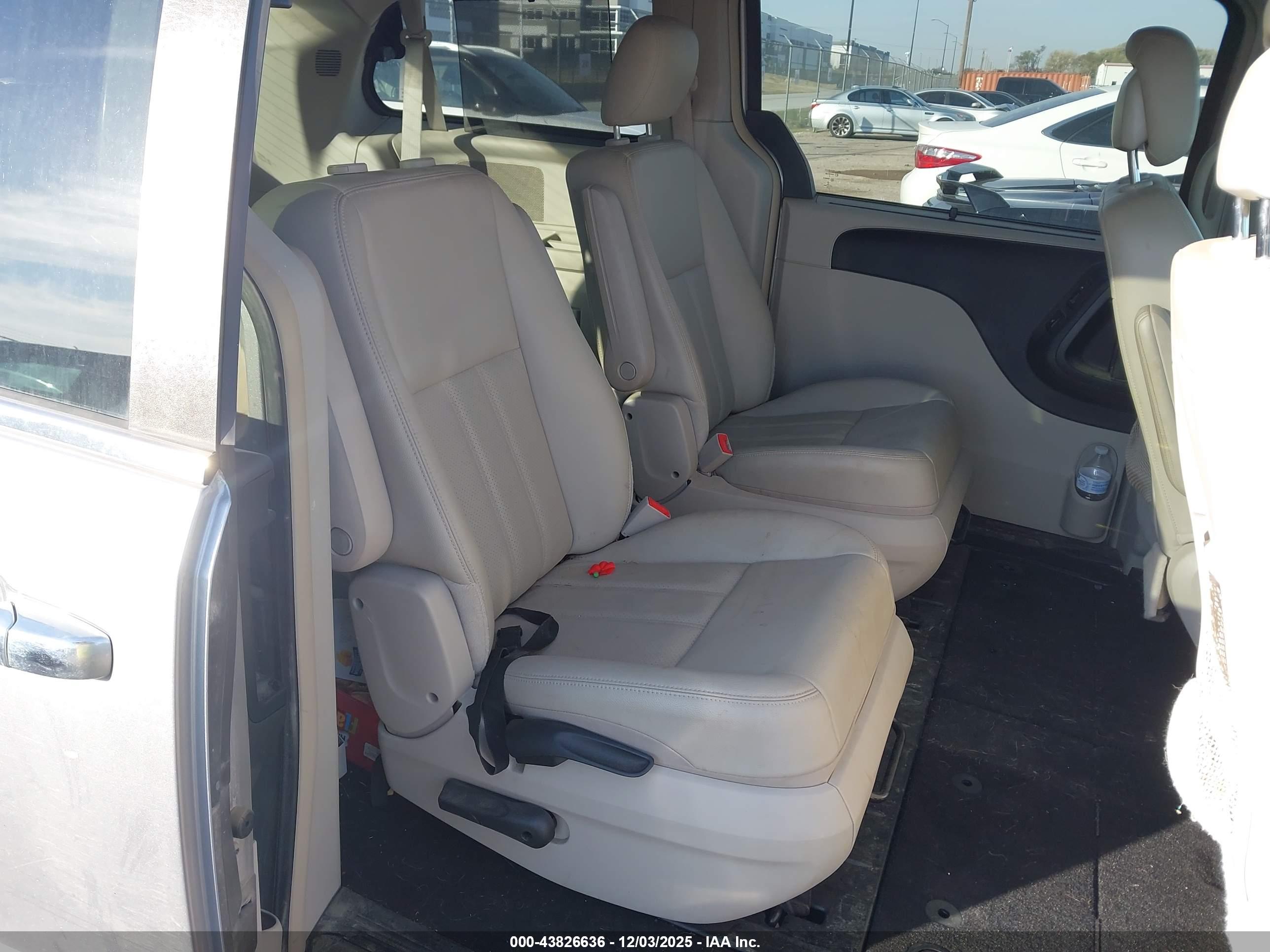 CHRYSLER TOWN image 8