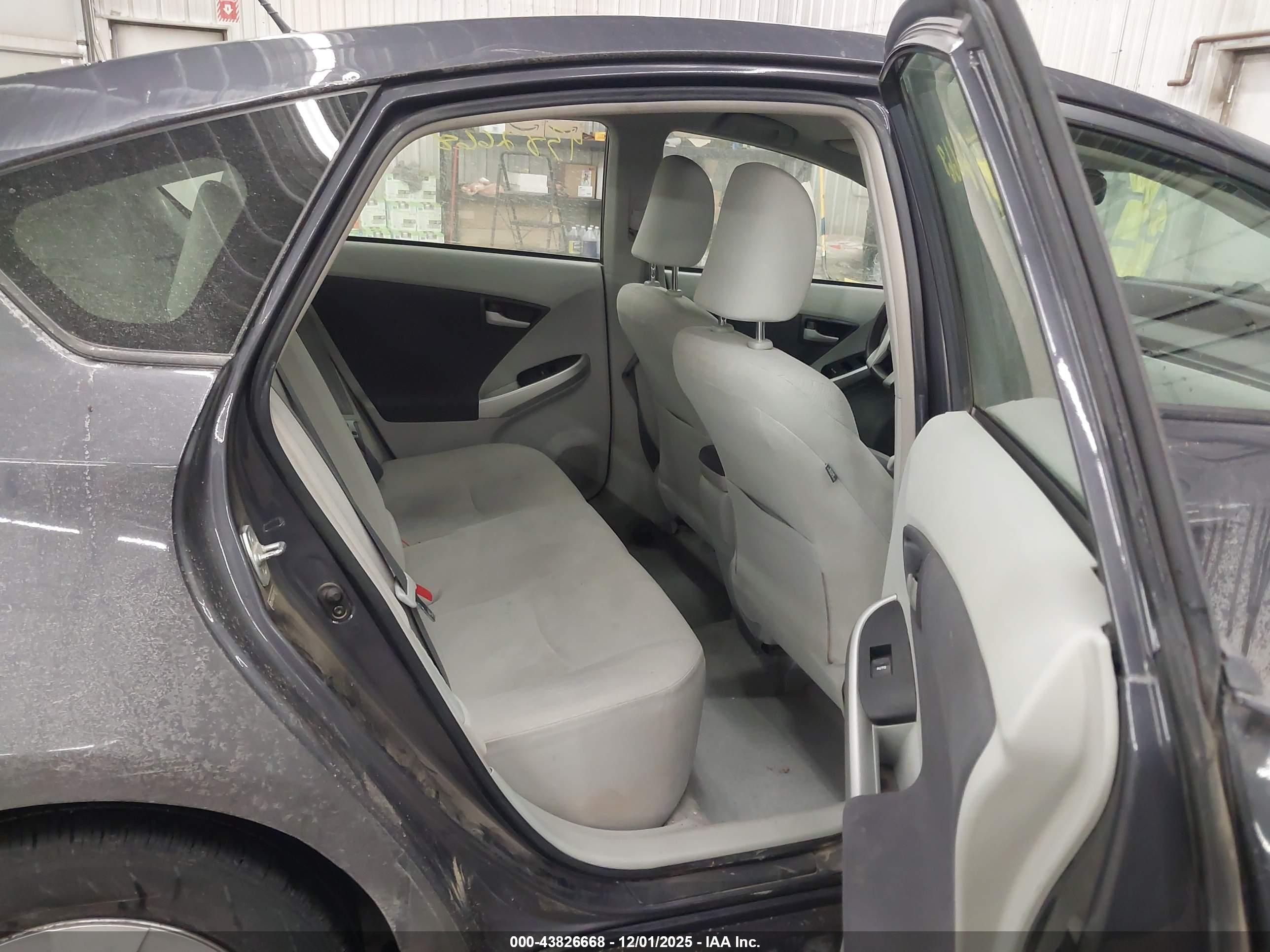 TOYOTA PRIUS image 8