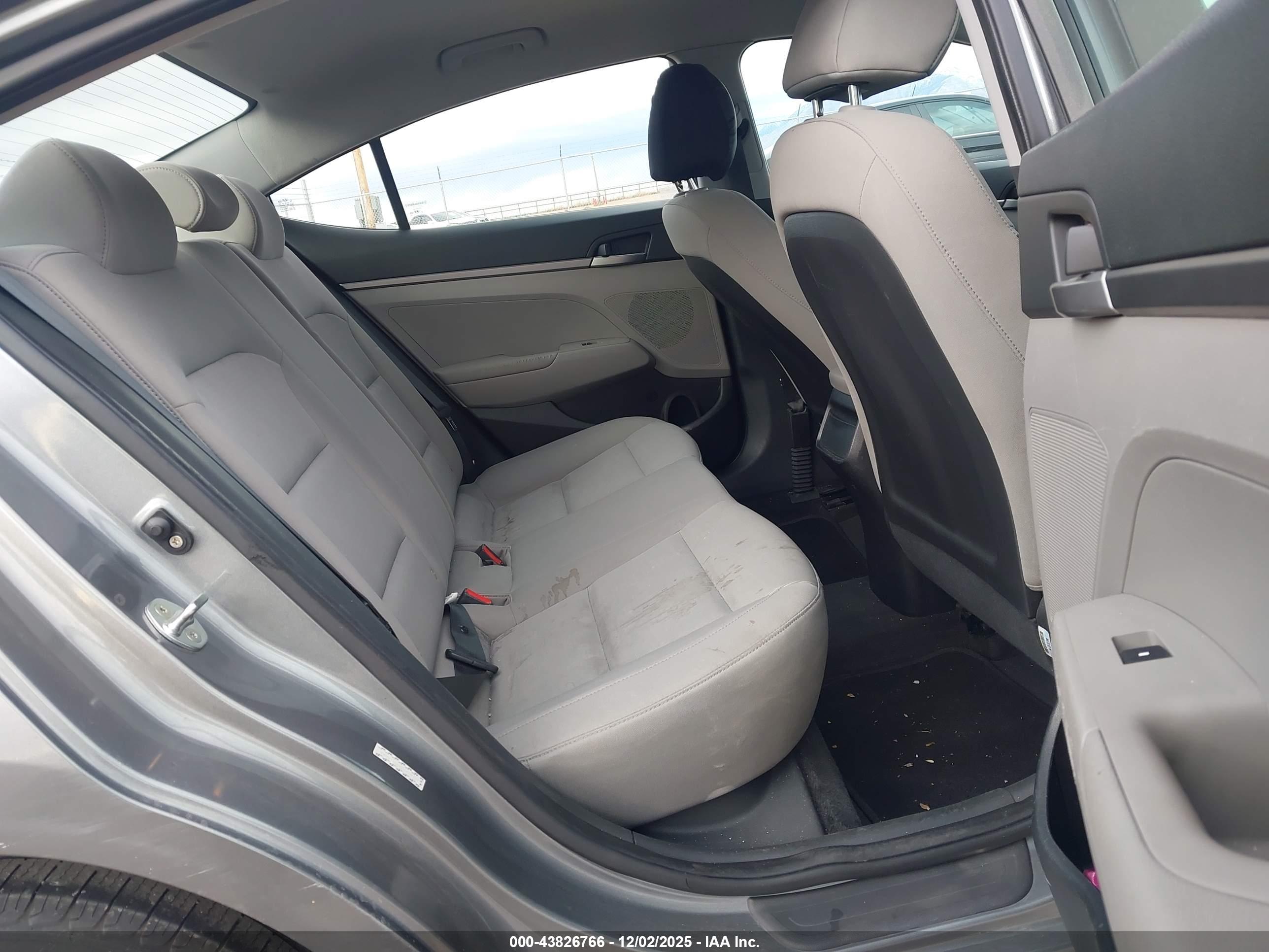 HYUNDAI ELANTRA image 8