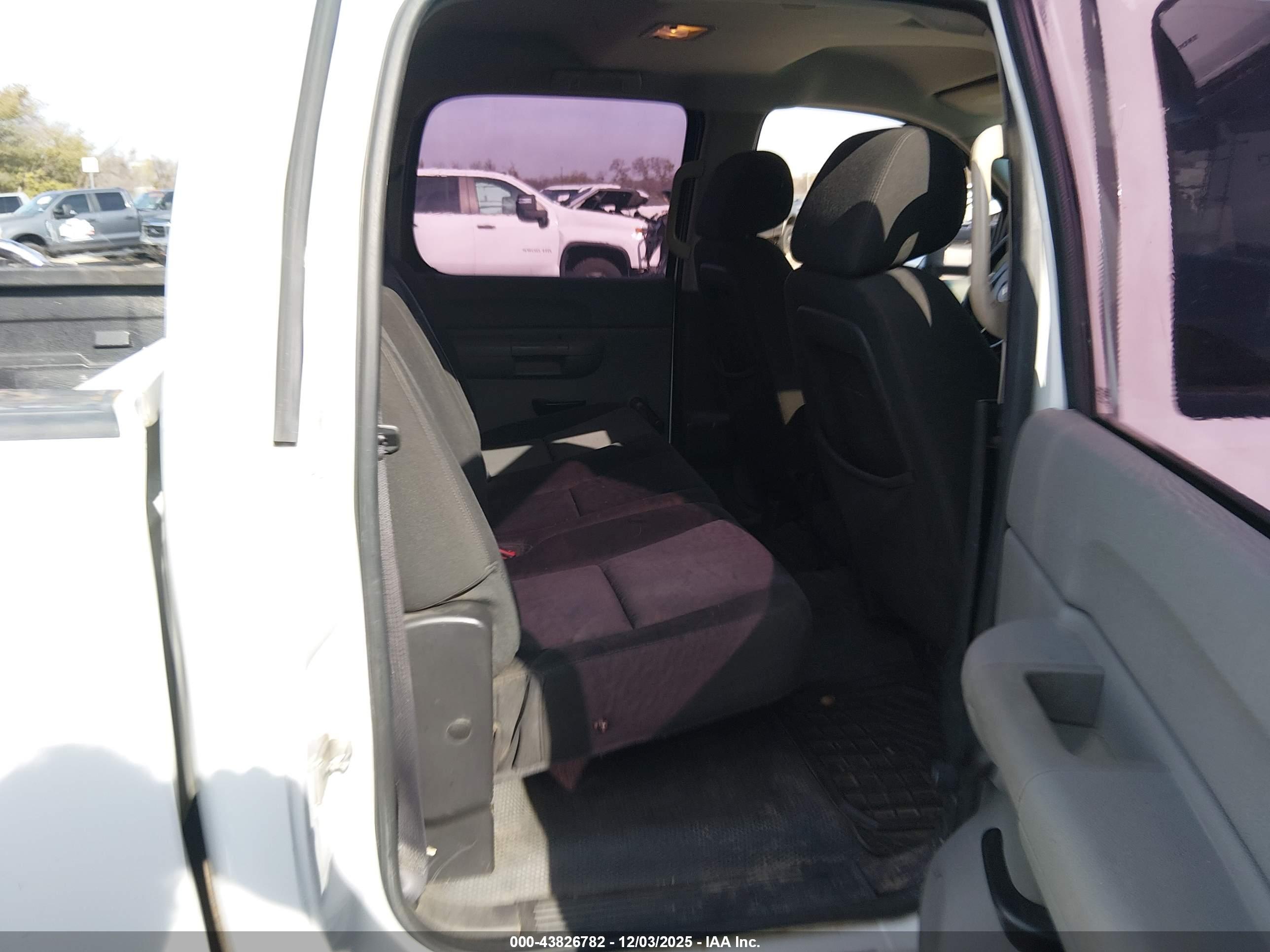 CHEVROLET SILVERADO image 8