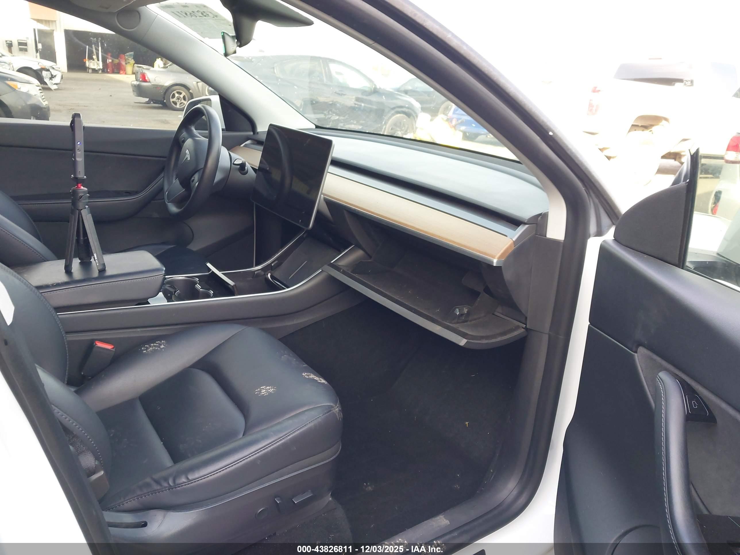 TESLA MODEL image 5