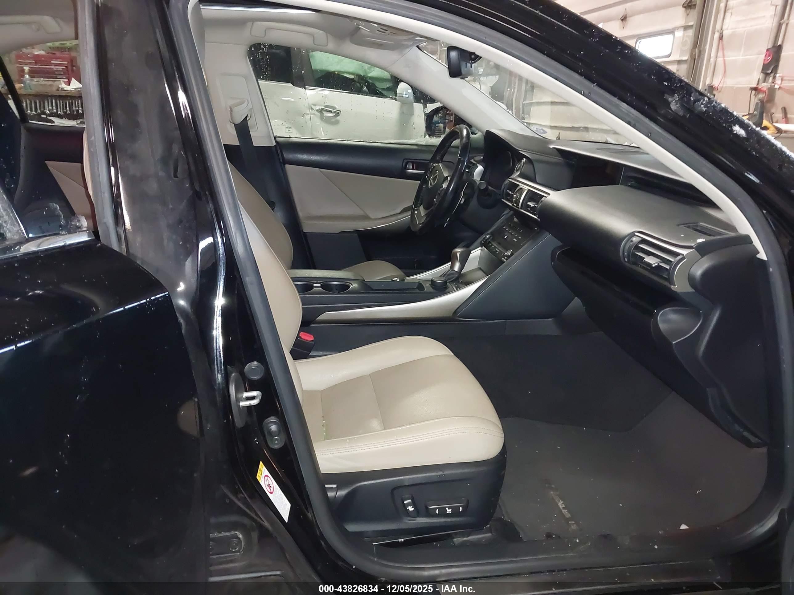 LEXUS IS image 5