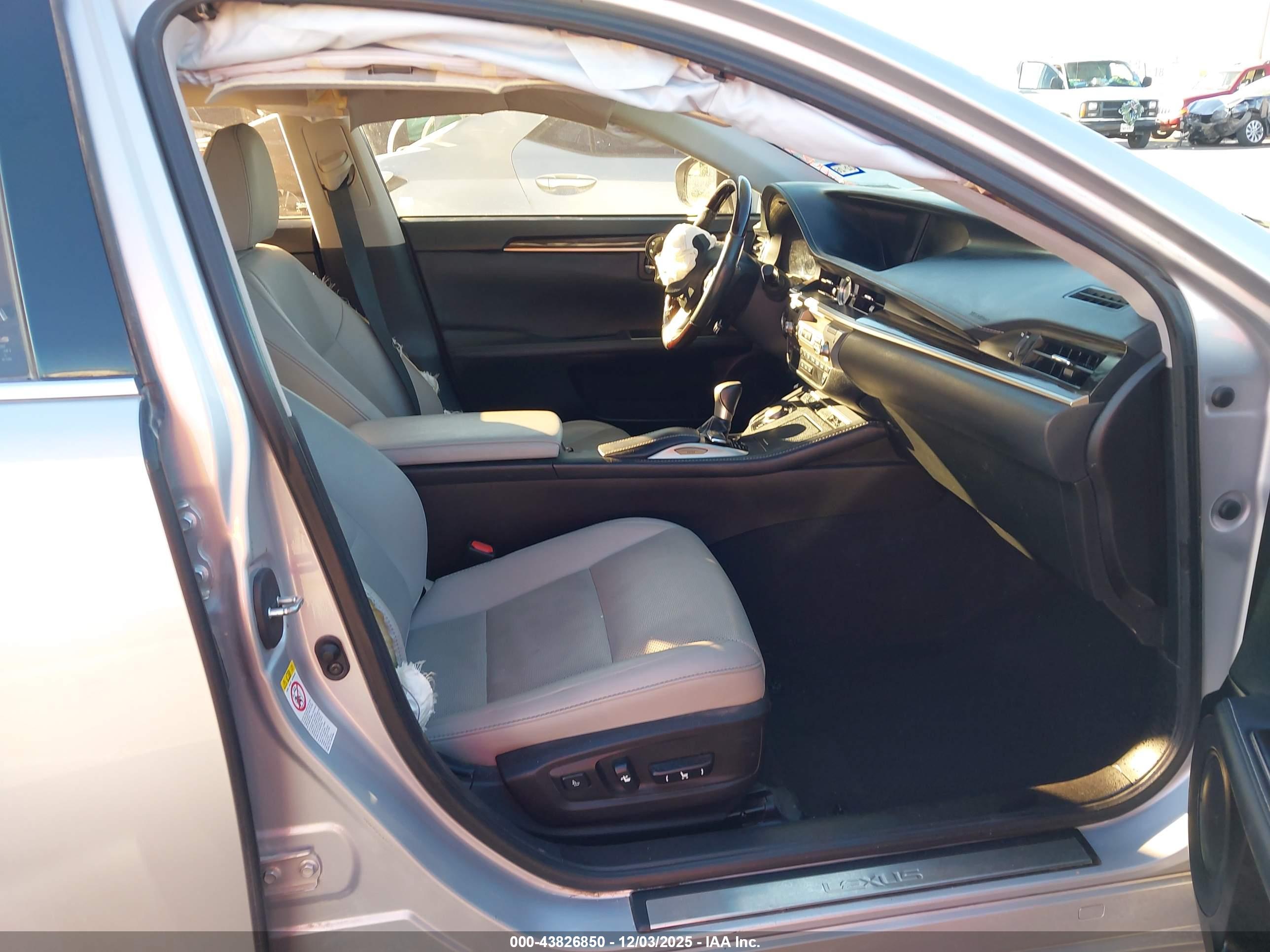 LEXUS ES image 5
