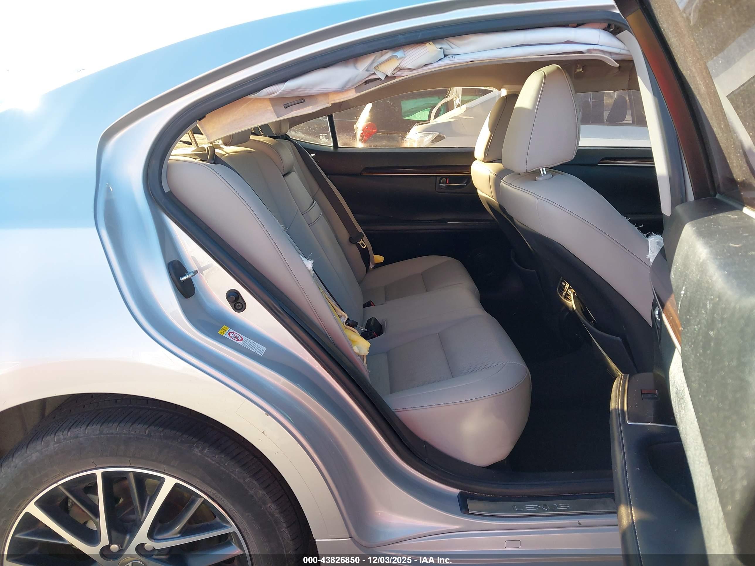 LEXUS ES image 8