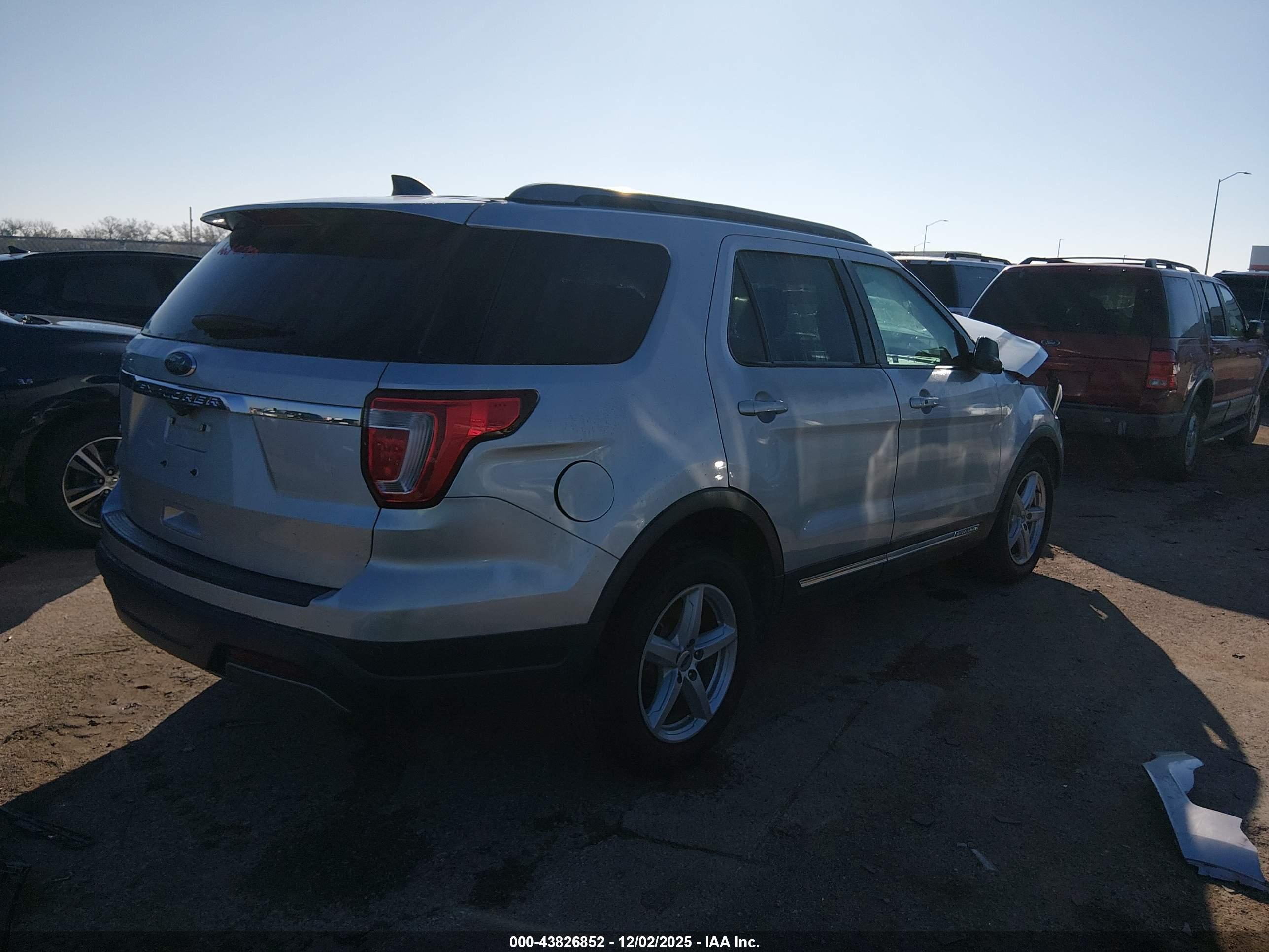 FORD EXPLORER image 4