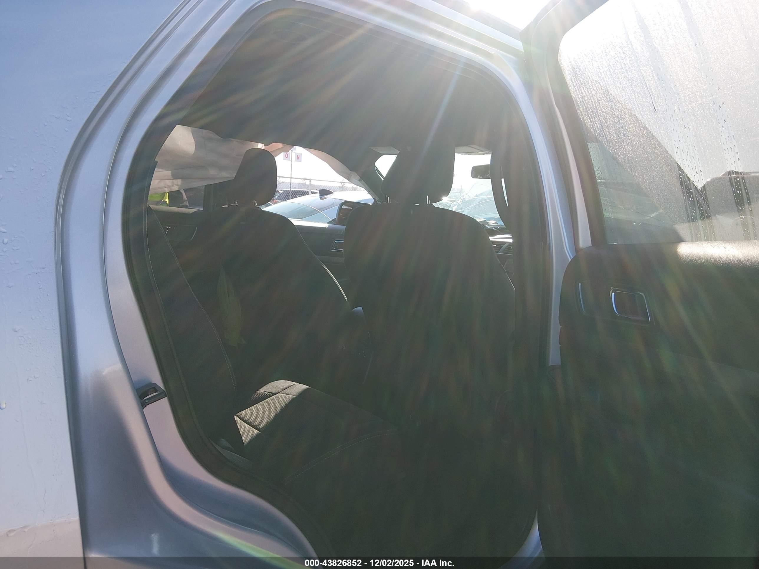 FORD EXPLORER image 8
