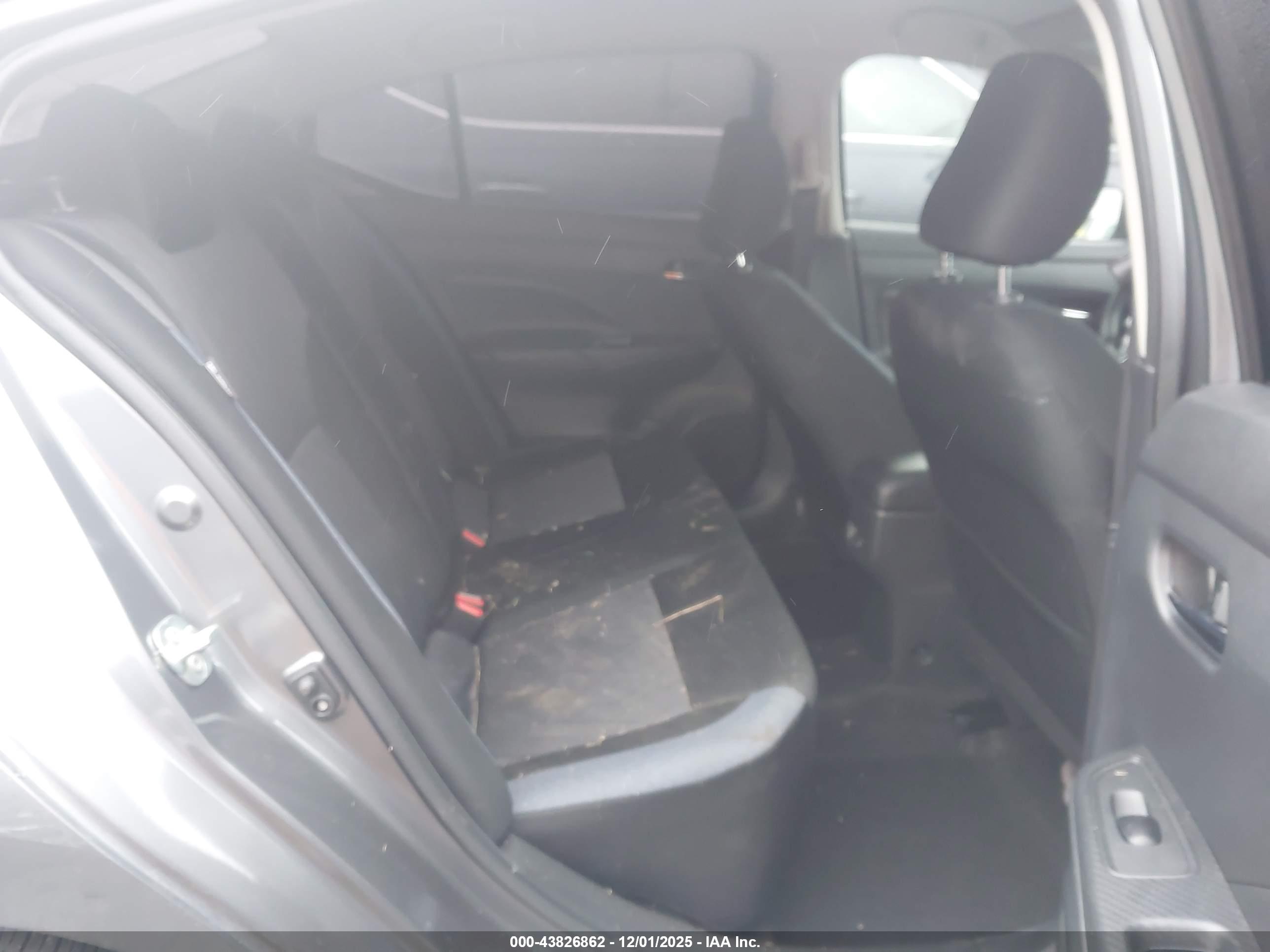 NISSAN VERSA image 8