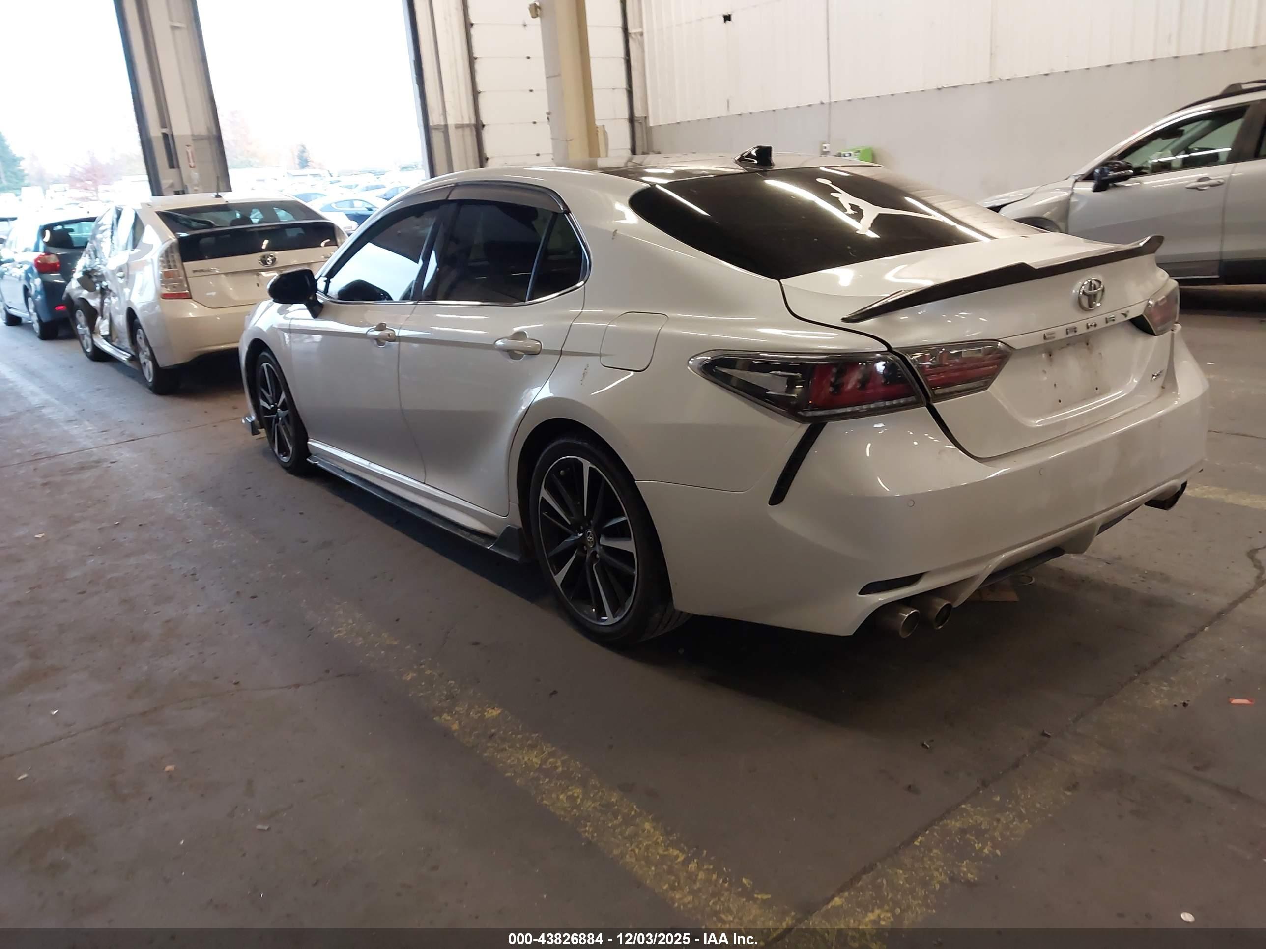 TOYOTA CAMRY image 3