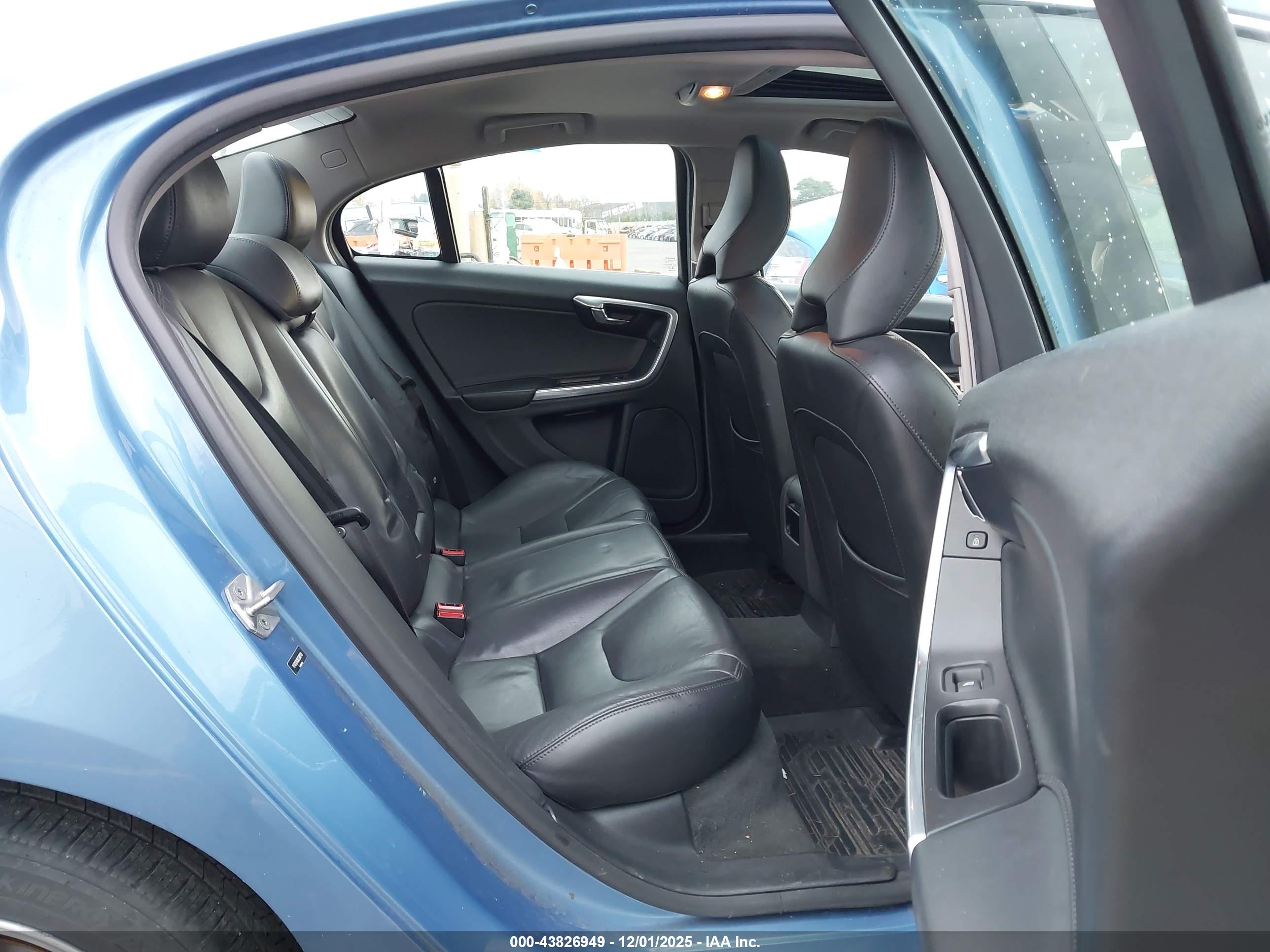VOLVO S60 image 8