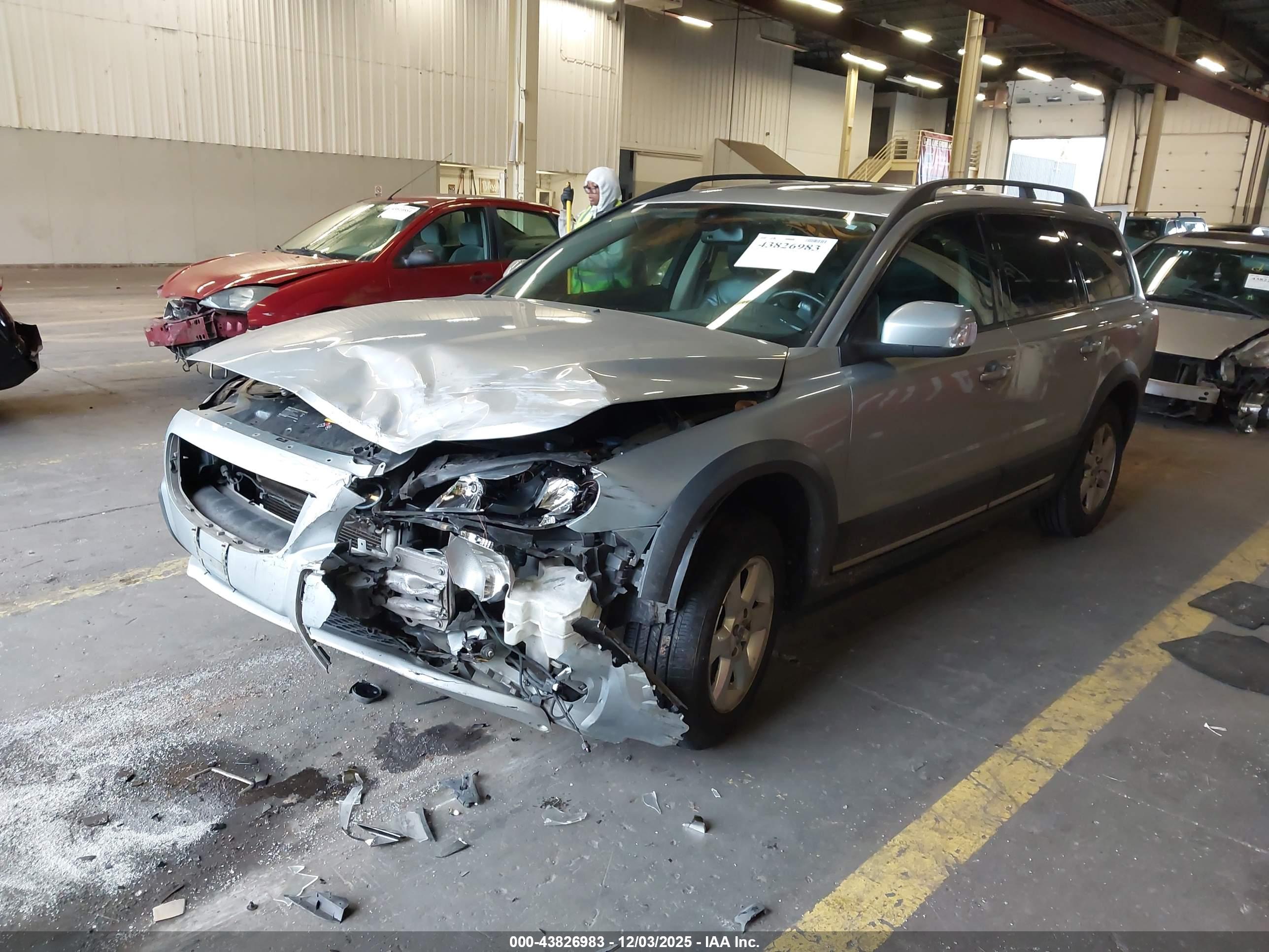 VOLVO XC70 image 2