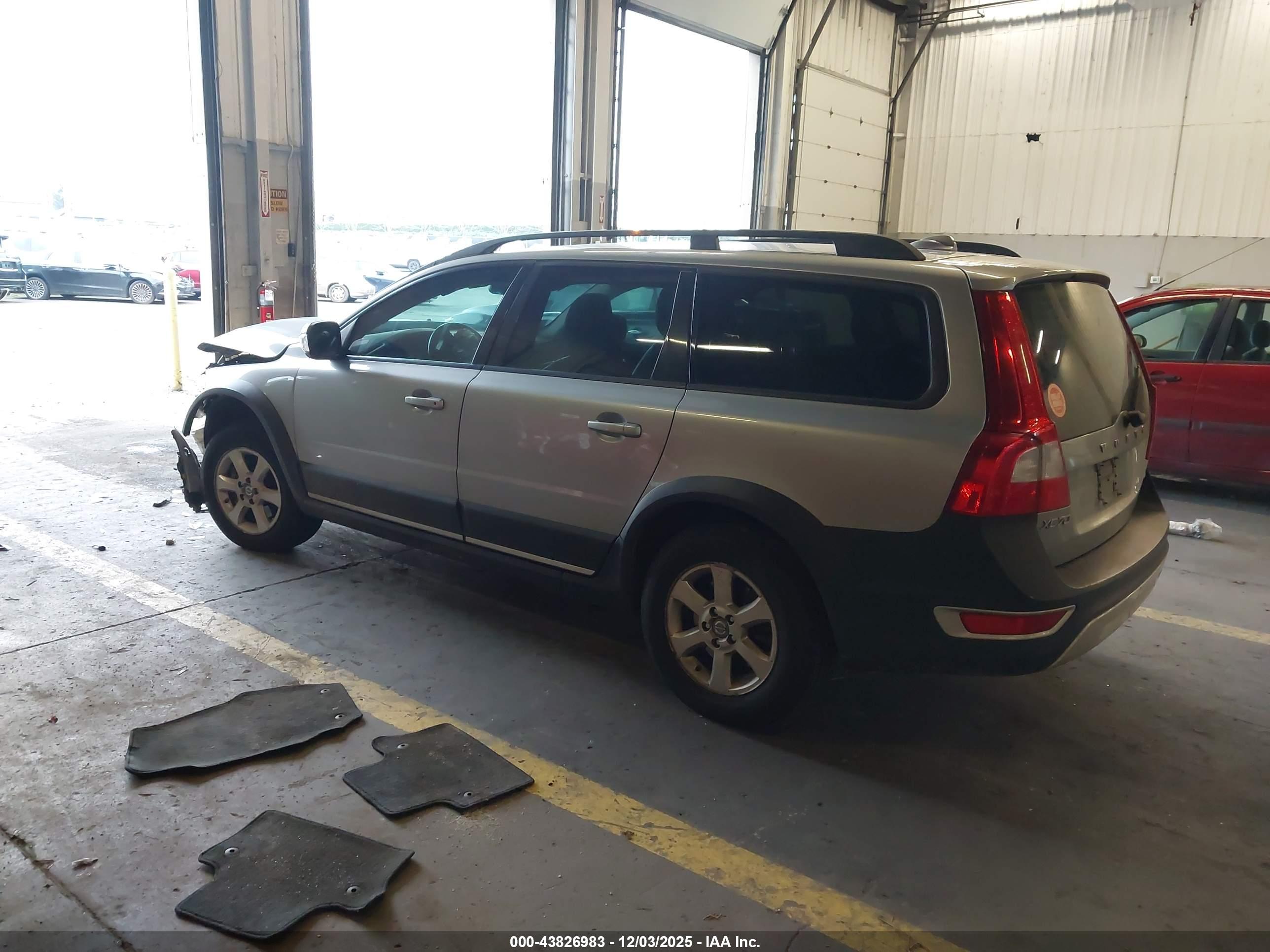 VOLVO XC70 image 3