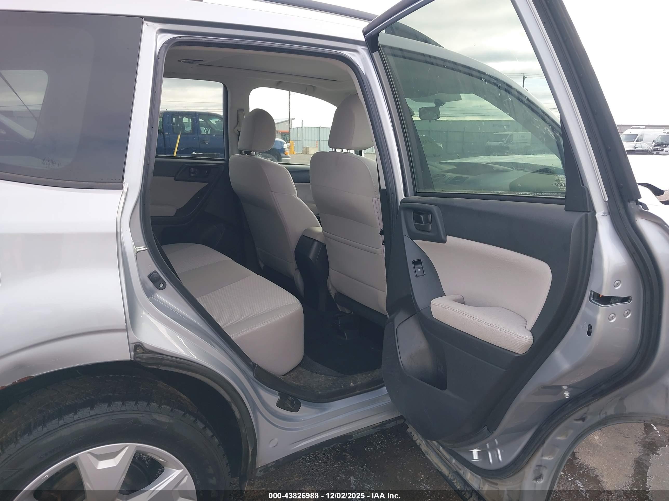 SUBARU FORESTER image 8