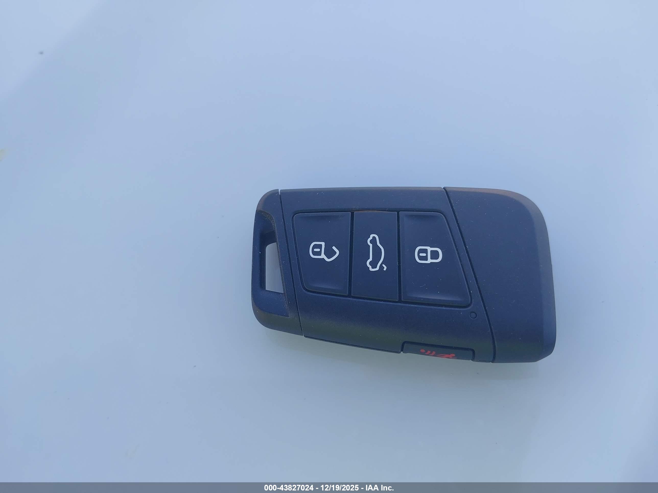VOLKSWAGEN TAOS image 11